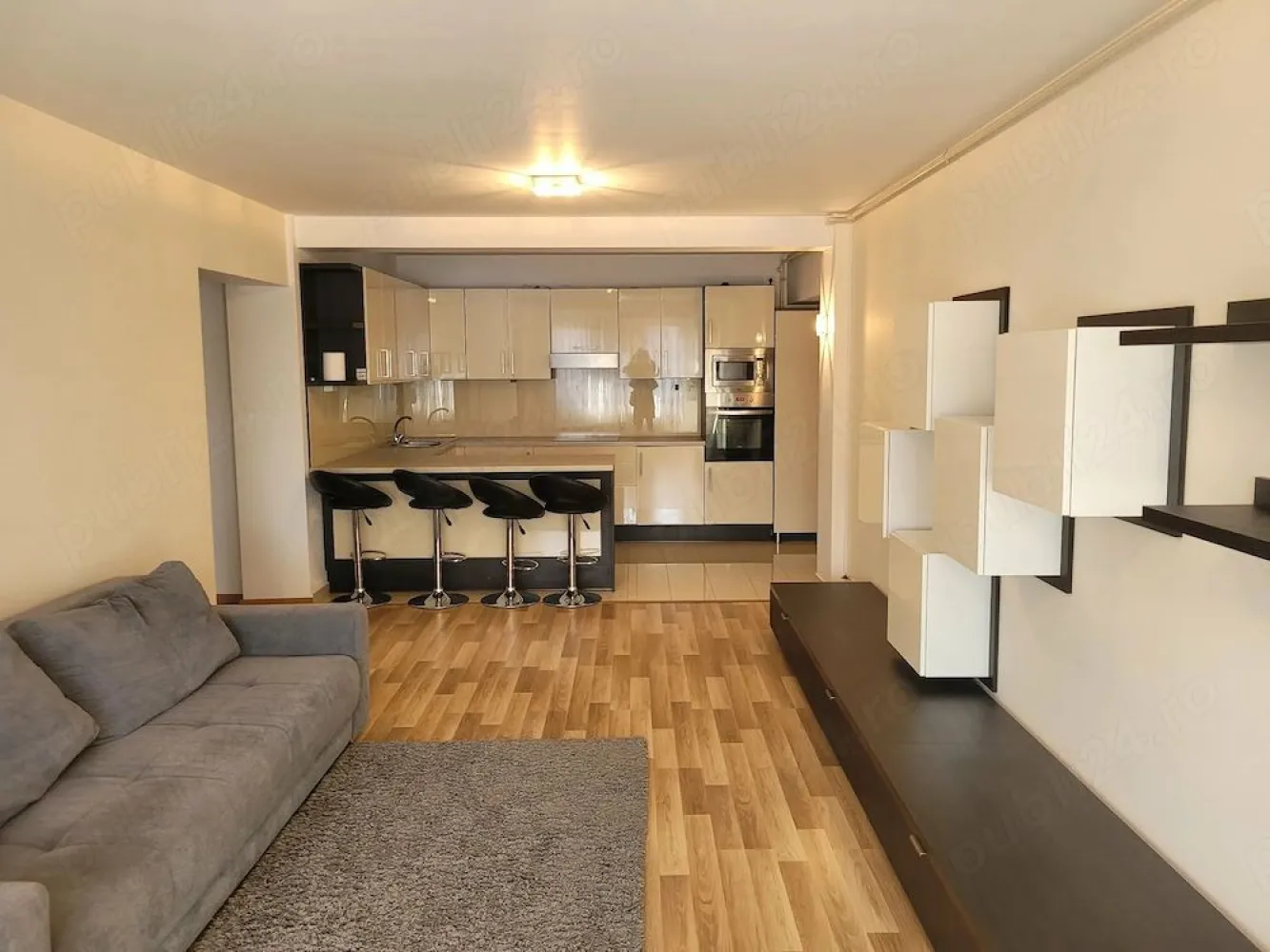 BRASADAS vinde a 2 cam CENTRU et. 2 bloc nou 70 mp utilat. - Agentia imobiliara BRASADAS vinde apartament NOU cu 2 camere, lux in CENTRU etaj 2 complet MOBILAT si UTILAT, 70 mp in constructie 2015 cu 2 camere semidecomandate, din care living cu bucatarie, baie cu geam, balcon tip terasa deschis, debara pentru depozitare sau wc serviciu, interfon, gresie, faianta, parchet laminat, microcentrala, aer conditionat, pereti finisati, instalatii electrice si sanitare noi, geamuri termopan, usi interioara de lemn si metalica la intrare, interfon; Mobilier: bucataria cu corpuri de mobilier, figider, plita, hota si cuptor electrice, cuptor cu microunde, bar cu scaune, sufragerie cu canapea, corpuri de sufragerie; dormitor cu pat matrimonial, noptiere, dulap cu 3 usi tip dressing, baia cu instalatii noi: cabina cu dus, chiuveta, dulap, oglinda si wc, masina de spalat.
Www.brasadas.com.