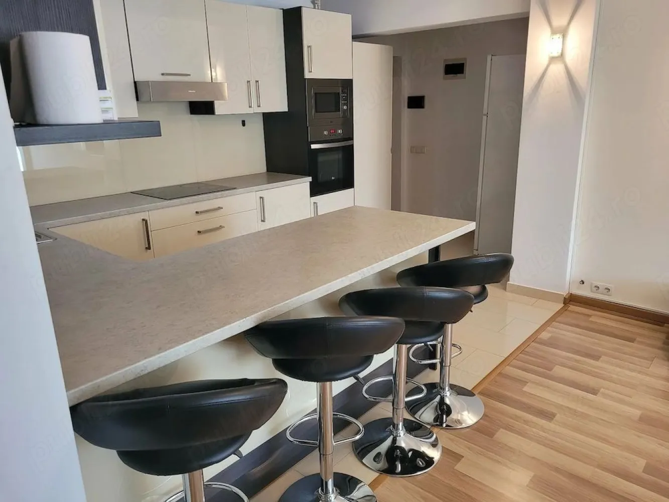 BRASADAS vinde a 2 cam CENTRU et. 2 bloc nou 70 mp utilat. - Agentia imobiliara BRASADAS vinde apartament NOU cu 2 camere, lux in CENTRU etaj 2 complet MOBILAT si UTILAT, 70 mp in constructie 2015 cu 2 camere semidecomandate, din care living cu bucatarie, baie cu geam, balcon tip terasa deschis, debara pentru depozitare sau wc serviciu, interfon, gresie, faianta, parchet laminat, microcentrala, aer conditionat, pereti finisati, instalatii electrice si sanitare noi, geamuri termopan, usi interioara de lemn si metalica la intrare, interfon; Mobilier: bucataria cu corpuri de mobilier, figider, plita, hota si cuptor electrice, cuptor cu microunde, bar cu scaune, sufragerie cu canapea, corpuri de sufragerie; dormitor cu pat matrimonial, noptiere, dulap cu 3 usi tip dressing, baia cu instalatii noi: cabina cu dus, chiuveta, dulap, oglinda si wc, masina de spalat.
Www.brasadas.com.
