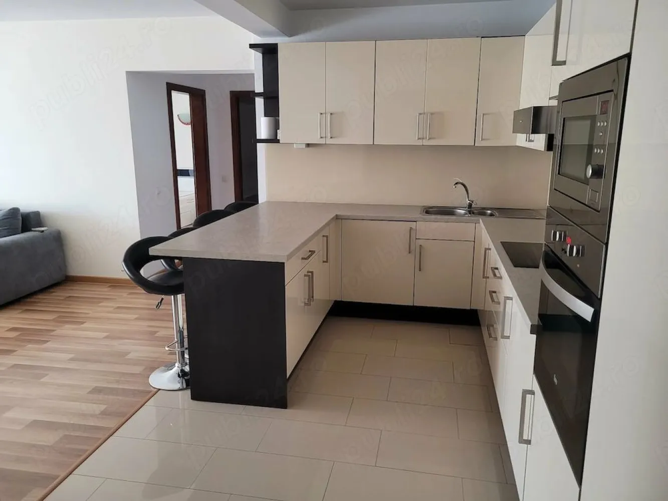 BRASADAS vinde a 2 cam CENTRU et. 2 bloc nou 70 mp utilat. - Agentia imobiliara BRASADAS vinde apartament NOU cu 2 camere, lux in CENTRU etaj 2 complet MOBILAT si UTILAT, 70 mp in constructie 2015 cu 2 camere semidecomandate, din care living cu bucatarie, baie cu geam, balcon tip terasa deschis, debara pentru depozitare sau wc serviciu, interfon, gresie, faianta, parchet laminat, microcentrala, aer conditionat, pereti finisati, instalatii electrice si sanitare noi, geamuri termopan, usi interioara de lemn si metalica la intrare, interfon; Mobilier: bucataria cu corpuri de mobilier, figider, plita, hota si cuptor electrice, cuptor cu microunde, bar cu scaune, sufragerie cu canapea, corpuri de sufragerie; dormitor cu pat matrimonial, noptiere, dulap cu 3 usi tip dressing, baia cu instalatii noi: cabina cu dus, chiuveta, dulap, oglinda si wc, masina de spalat.
Www.brasadas.com.