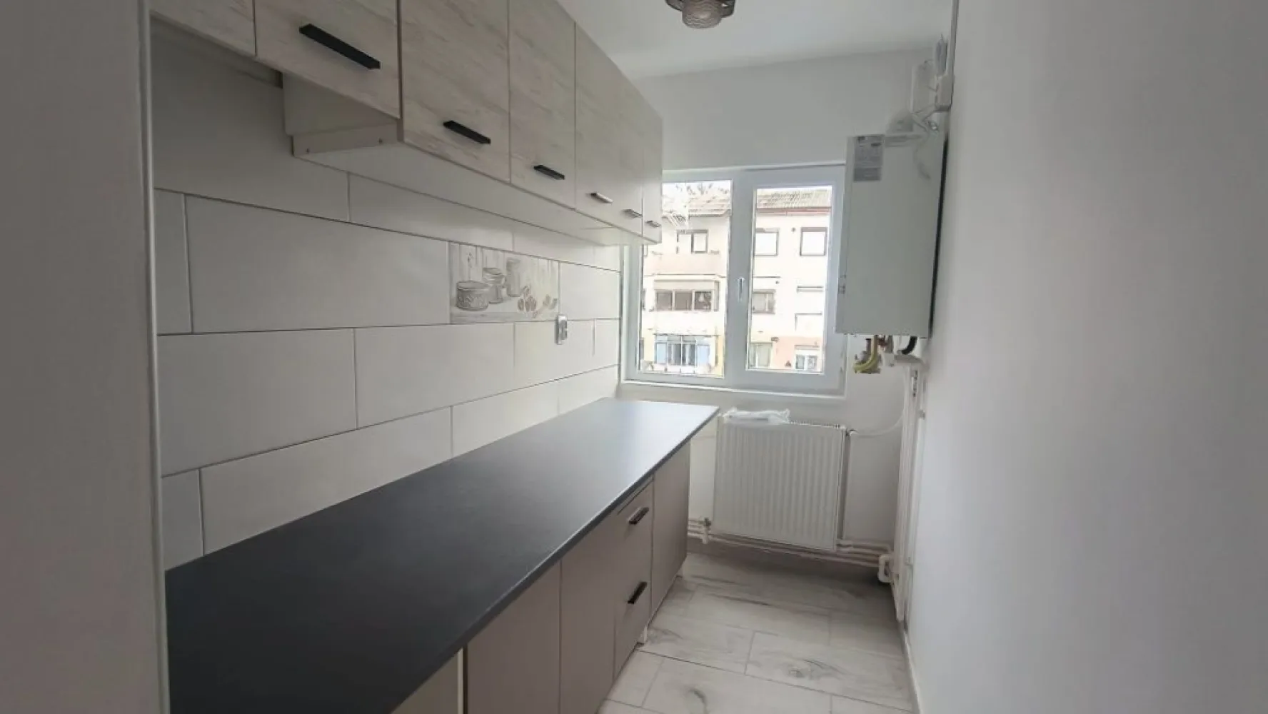 BRASADAS vinde ap 2 cam FINISAT Micro 15 etaj 3/4. - Agenția imobiliara BRASADAS vinde apartament situat în Micro 15, la etajul 3, cu o suprafață de 41 mp, într-o zonă foarte bună, aproape de școală, grădiniță, stație de autobuz și magazine. Ideal pentru locuit sau investiție.

Apartamentul este proaspăt renovat, cu finisaje moderne, totul fiind nou.

Dotări și avantaje:

-mobila bucatarie noua

-centrală termică nouă

-aer condiționat nou

-uși interioare noi

-ușă de intrare metalică

-faianță și gresie noi

-parchet laminat nou

-termopane noi

-geam la baie

-baie cu cadă

-balcon semiînchis

-spațiu de depozitare în hol

Bloc și acces:

-scară de bloc curată și îngrijită

-interfon.

Prizele, intrerupatoarele si manerele la usi sunt montate. 

Apartamentul este luminos, bine compartimentat și gata de mutat, fără nicio investiție suplimentară.

www.brasadas.com.
 Pentru mai multe detalii sau programare vizionare, mă puteți contacta.