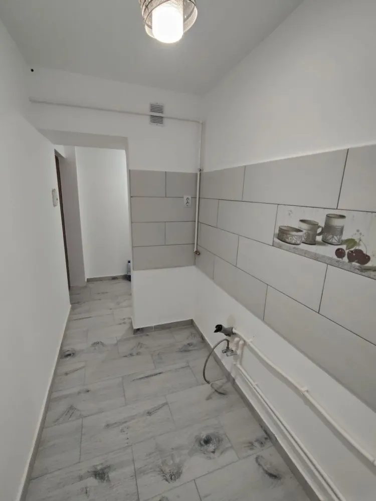 BRASADAS vinde ap 2 cam FINISAT Micro 15 etaj 3/4. - Agenția imobiliara BRASADAS vinde apartament situat în Micro 15, la etajul 3, cu o suprafață de 41 mp, într-o zonă foarte bună, aproape de școală, grădiniță, stație de autobuz și magazine. Ideal pentru locuit sau investiție.

Apartamentul este proaspăt renovat, cu finisaje moderne, totul fiind nou.

Dotări și avantaje:

-mobila bucatarie noua

-centrală termică nouă

-aer condiționat nou

-uși interioare noi

-ușă de intrare metalică

-faianță și gresie noi

-parchet laminat nou

-termopane noi

-geam la baie

-baie cu cadă

-balcon semiînchis

-spațiu de depozitare în hol

Bloc și acces:

-scară de bloc curată și îngrijită

-interfon.

Prizele, intrerupatoarele si manerele la usi sunt montate. 

Apartamentul este luminos, bine compartimentat și gata de mutat, fără nicio investiție suplimentară.

www.brasadas.com.
 Pentru mai multe detalii sau programare vizionare, mă puteți contacta.