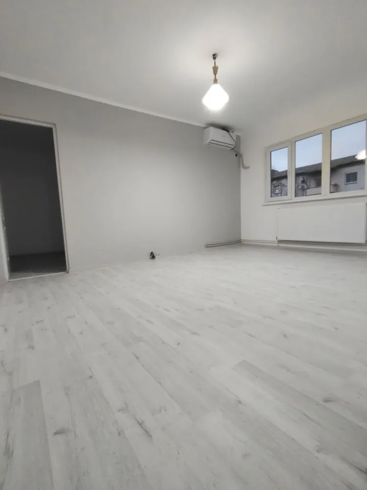 BRASADAS vinde ap 2 cam FINISAT Micro 15 etaj 3/4. - Agenția imobiliara BRASADAS vinde apartament situat în Micro 15, la etajul 3, cu o suprafață de 41 mp, într-o zonă foarte bună, aproape de școală, grădiniță, stație de autobuz și magazine. Ideal pentru locuit sau investiție.

Apartamentul este proaspăt renovat, cu finisaje moderne, totul fiind nou.

Dotări și avantaje:

-mobila bucatarie noua

-centrală termică nouă

-aer condiționat nou

-uși interioare noi

-ușă de intrare metalică

-faianță și gresie noi

-parchet laminat nou

-termopane noi

-geam la baie

-baie cu cadă

-balcon semiînchis

-spațiu de depozitare în hol

Bloc și acces:

-scară de bloc curată și îngrijită

-interfon.

Prizele, intrerupatoarele si manerele la usi sunt montate. 

Apartamentul este luminos, bine compartimentat și gata de mutat, fără nicio investiție suplimentară.

www.brasadas.com.
 Pentru mai multe detalii sau programare vizionare, mă puteți contacta.