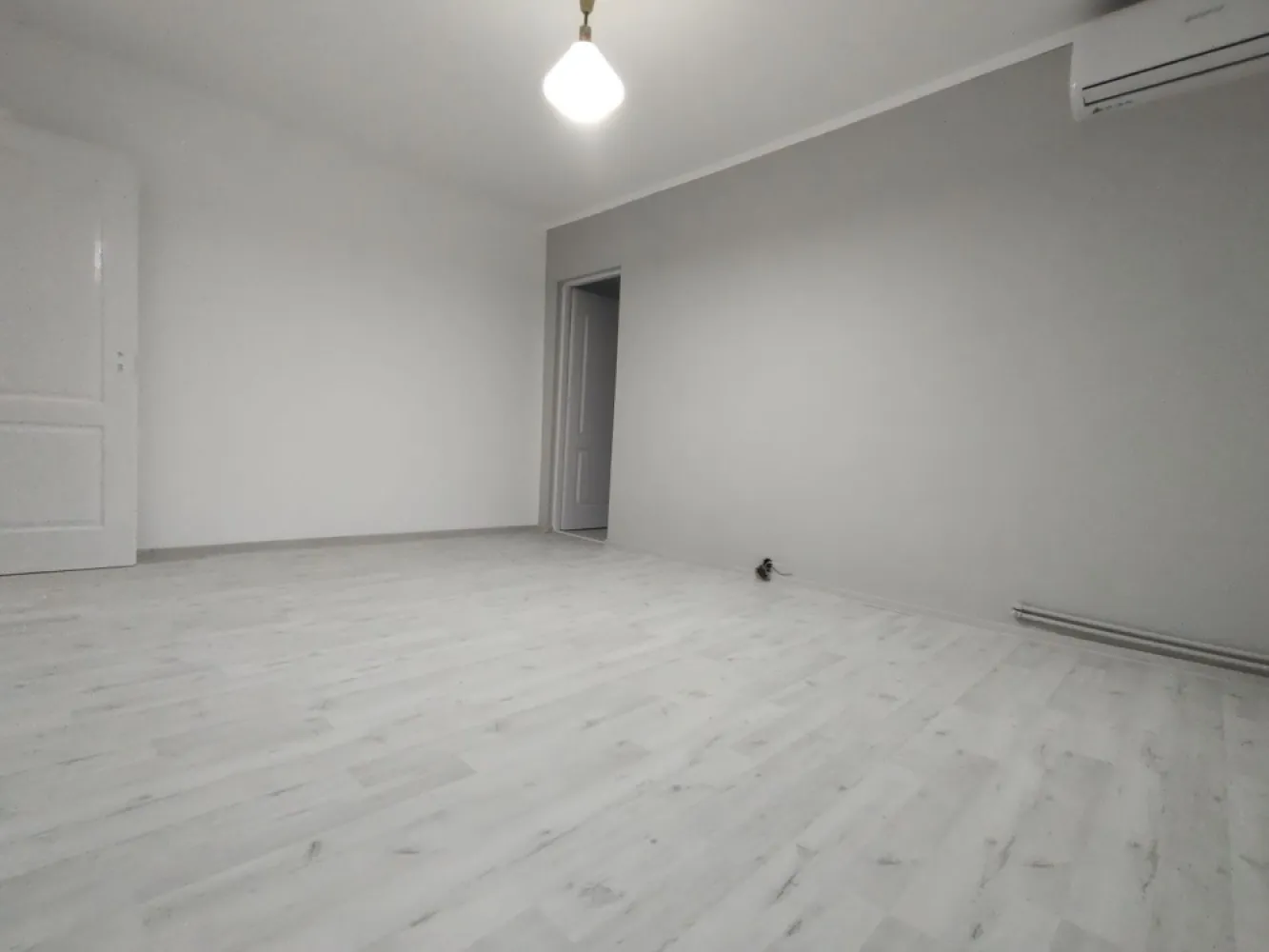 BRASADAS vinde ap 2 cam FINISAT Micro 15 etaj 3/4. - Agenția imobiliara BRASADAS vinde apartament situat în Micro 15, la etajul 3, cu o suprafață de 41 mp, într-o zonă foarte bună, aproape de școală, grădiniță, stație de autobuz și magazine. Ideal pentru locuit sau investiție.

Apartamentul este proaspăt renovat, cu finisaje moderne, totul fiind nou.

Dotări și avantaje:

-mobila bucatarie noua

-centrală termică nouă

-aer condiționat nou

-uși interioare noi

-ușă de intrare metalică

-faianță și gresie noi

-parchet laminat nou

-termopane noi

-geam la baie

-baie cu cadă

-balcon semiînchis

-spațiu de depozitare în hol

Bloc și acces:

-scară de bloc curată și îngrijită

-interfon.

Prizele, intrerupatoarele si manerele la usi sunt montate. 

Apartamentul este luminos, bine compartimentat și gata de mutat, fără nicio investiție suplimentară.

www.brasadas.com.
 Pentru mai multe detalii sau programare vizionare, mă puteți contacta.