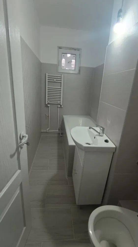 BRASADAS vinde ap 2 cam FINISAT Micro 15 etaj 3/4. - Agenția imobiliara BRASADAS vinde apartament situat în Micro 15, la etajul 3, cu o suprafață de 41 mp, într-o zonă foarte bună, aproape de școală, grădiniță, stație de autobuz și magazine. Ideal pentru locuit sau investiție.

Apartamentul este proaspăt renovat, cu finisaje moderne, totul fiind nou.

Dotări și avantaje:

-mobila bucatarie noua

-centrală termică nouă

-aer condiționat nou

-uși interioare noi

-ușă de intrare metalică

-faianță și gresie noi

-parchet laminat nou

-termopane noi

-geam la baie

-baie cu cadă

-balcon semiînchis

-spațiu de depozitare în hol

Bloc și acces:

-scară de bloc curată și îngrijită

-interfon.

Prizele, intrerupatoarele si manerele la usi sunt montate. 

Apartamentul este luminos, bine compartimentat și gata de mutat, fără nicio investiție suplimentară.

www.brasadas.com.
 Pentru mai multe detalii sau programare vizionare, mă puteți contacta.