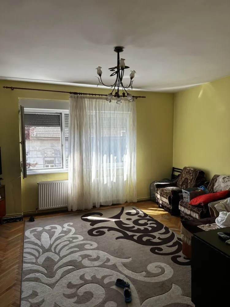 BRASADAS vinde ap 3cam etaj 1 in CENTRU. - Agentia imobiliara BRASADAS vinde apartament cu 3 camere situat la etajul 1/4 al unui bloc in zona CENTRALA.
Compartimentarea este decomandată, oferind un spațiu generos și bine structurat. 
Pardoselile sunt din lemn în living și dormitoare, iar bucătăria are plăci ceramice. 
Camerele beneficiază de lumină naturală abundentă, cu feronerie albă pe pereți.
Locația este foarte convenabilă, fiind într-o zonă urbană activă, aproape de centre culturale și de divertisment. Te poți bucura de restaurante, cafenele și baruri în apropiere, cum ar fi Pizzeria Gemeli și Artisan Coffee & Wine. Parcurile din jur, precum Parcul Promenada Someș, oferă un spațiu verde pentru relaxare. Transportul public este accesibil, cu stații de autobuz la câțiva pași.
Dacă te interesează acest apartament, nu ezita să ne contactezi pentru mai multe informații.
Curte comună,Garaj spațios,pivniță și uscătorie.
Www.brasadas.com.