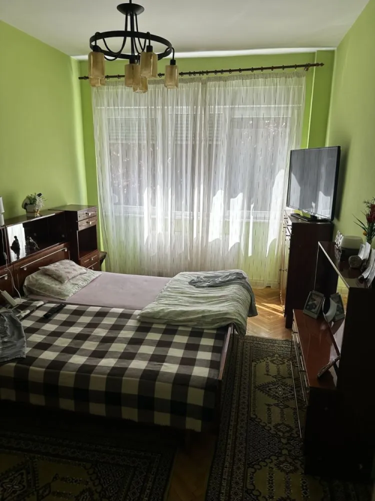 BRASADAS vinde ap 3cam etaj 1 in CENTRU. - Agentia imobiliara BRASADAS vinde apartament cu 3 camere situat la etajul 1/4 al unui bloc in zona CENTRALA.
Compartimentarea este decomandată, oferind un spațiu generos și bine structurat. 
Pardoselile sunt din lemn în living și dormitoare, iar bucătăria are plăci ceramice. 
Camerele beneficiază de lumină naturală abundentă, cu feronerie albă pe pereți.
Locația este foarte convenabilă, fiind într-o zonă urbană activă, aproape de centre culturale și de divertisment. Te poți bucura de restaurante, cafenele și baruri în apropiere, cum ar fi Pizzeria Gemeli și Artisan Coffee & Wine. Parcurile din jur, precum Parcul Promenada Someș, oferă un spațiu verde pentru relaxare. Transportul public este accesibil, cu stații de autobuz la câțiva pași.
Dacă te interesează acest apartament, nu ezita să ne contactezi pentru mai multe informații.
Curte comună,Garaj spațios,pivniță și uscătorie.
Www.brasadas.com.