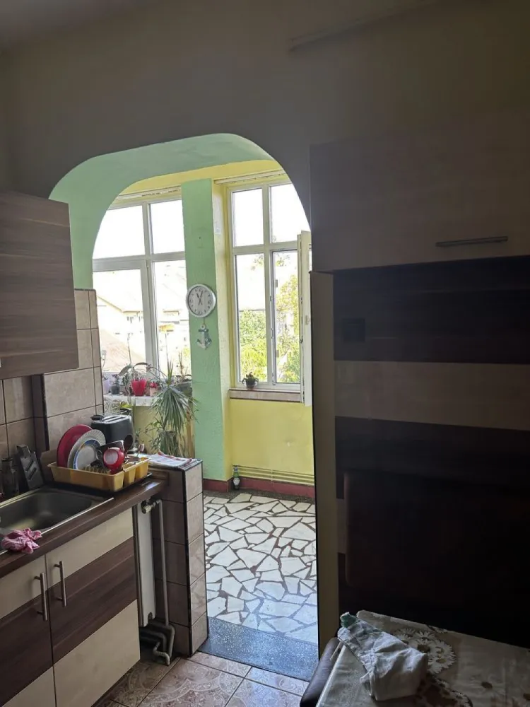 BRASADAS vinde ap 3cam etaj 1 in CENTRU. - Agentia imobiliara BRASADAS vinde apartament cu 3 camere situat la etajul 1/4 al unui bloc in zona CENTRALA.
Compartimentarea este decomandată, oferind un spațiu generos și bine structurat. 
Pardoselile sunt din lemn în living și dormitoare, iar bucătăria are plăci ceramice. 
Camerele beneficiază de lumină naturală abundentă, cu feronerie albă pe pereți.
Locația este foarte convenabilă, fiind într-o zonă urbană activă, aproape de centre culturale și de divertisment. Te poți bucura de restaurante, cafenele și baruri în apropiere, cum ar fi Pizzeria Gemeli și Artisan Coffee & Wine. Parcurile din jur, precum Parcul Promenada Someș, oferă un spațiu verde pentru relaxare. Transportul public este accesibil, cu stații de autobuz la câțiva pași.
Dacă te interesează acest apartament, nu ezita să ne contactezi pentru mai multe informații.
Curte comună,Garaj spațios,pivniță și uscătorie.
Www.brasadas.com.