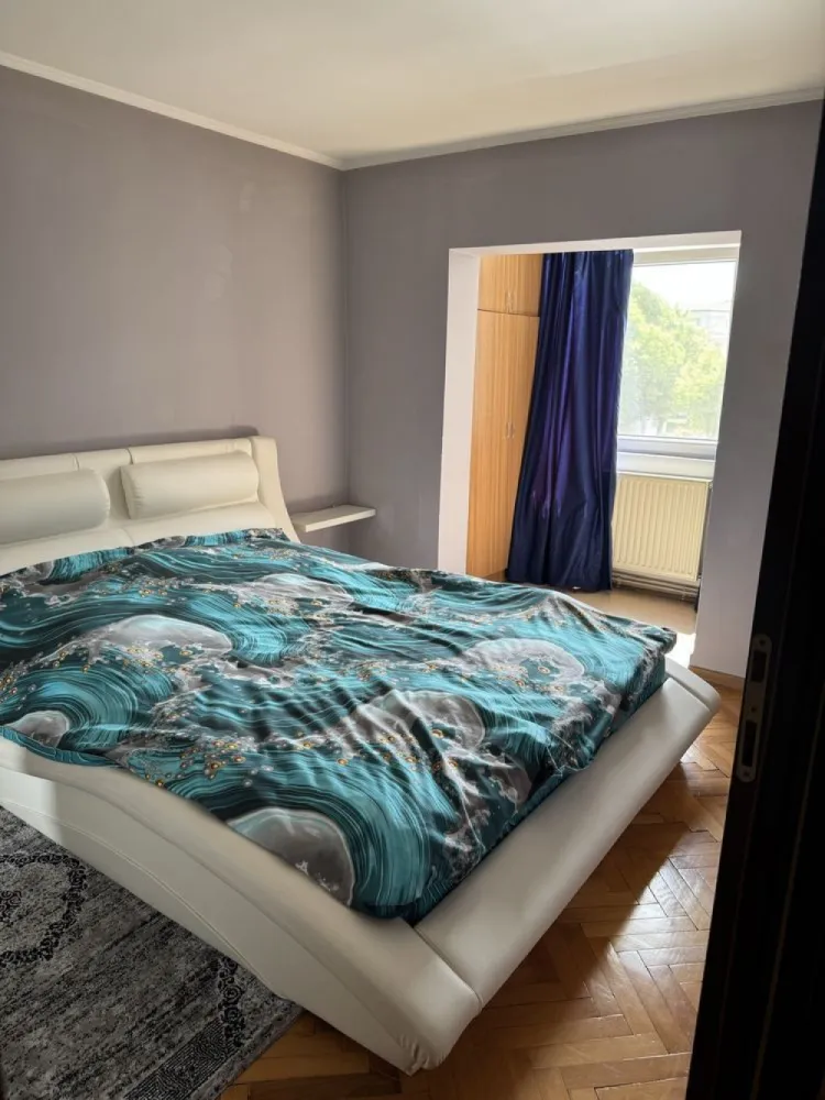 BRASADAS vinde ap 3 cam Micro 16 etaj 2/4. - Agenția imobiliara BRASADAS vinde un apartament de 3 camere, cu suprafață utilă de 66 mp, situat în cartierul Micro 16, la etajul 2, într-o zonă liniștită și bine poziționată. Locuința are o compartimentare practică, cu două băi, living spațios cu balcon închis, bucătărie separată și două dormitoare, fiind potrivită pentru o familie, oferind confort și spațiu bine organizat.

Apartamentul beneficiază de o poziționare foarte bună, având în apropiere parc, magazine și stație de autobuz, ceea ce oferă acces la toate facilitățile necesare.

În plus, proprietatea dispune de două beciuri pentru depozitare și un loc de parcare rezervat. Se vinde parțial mobilat, o parte din mobilier rămânând în apartament.

Www.brasadas.com.