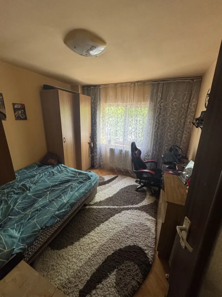BRASADAS vinde ap 3 cam Micro 16 etaj 2/4. - Agenția imobiliara BRASADAS vinde un apartament de 3 camere, cu suprafață utilă de 66 mp, situat în cartierul Micro 16, la etajul 2, într-o zonă liniștită și bine poziționată. Locuința are o compartimentare practică, cu două băi, living spațios cu balcon închis, bucătărie separată și două dormitoare, fiind potrivită pentru o familie, oferind confort și spațiu bine organizat.

Apartamentul beneficiază de o poziționare foarte bună, având în apropiere parc, magazine și stație de autobuz, ceea ce oferă acces la toate facilitățile necesare.

În plus, proprietatea dispune de două beciuri pentru depozitare și un loc de parcare rezervat. Se vinde parțial mobilat, o parte din mobilier rămânând în apartament.

Www.brasadas.com.