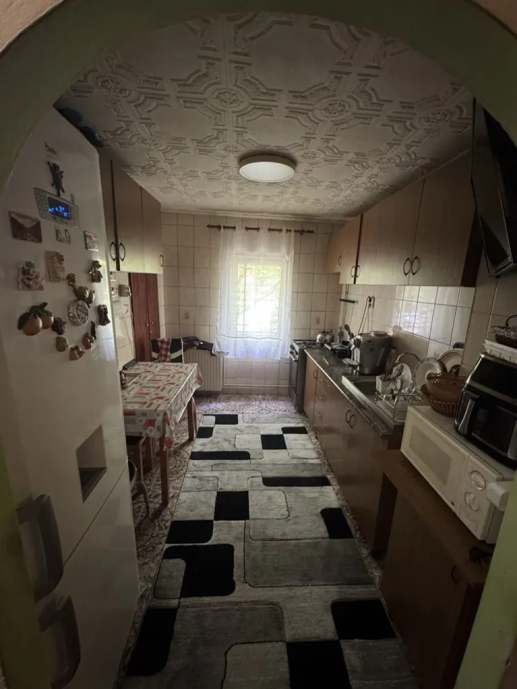 BRASADAS vinde ap 3 cam Micro 16 etaj 2/4. - Agenția imobiliara BRASADAS vinde un apartament de 3 camere, cu suprafață utilă de 66 mp, situat în cartierul Micro 16, la etajul 2, într-o zonă liniștită și bine poziționată. Locuința are o compartimentare practică, cu două băi, living spațios cu balcon închis, bucătărie separată și două dormitoare, fiind potrivită pentru o familie, oferind confort și spațiu bine organizat.

Apartamentul beneficiază de o poziționare foarte bună, având în apropiere parc, magazine și stație de autobuz, ceea ce oferă acces la toate facilitățile necesare.

În plus, proprietatea dispune de două beciuri pentru depozitare și un loc de parcare rezervat. Se vinde parțial mobilat, o parte din mobilier rămânând în apartament.

Www.brasadas.com.