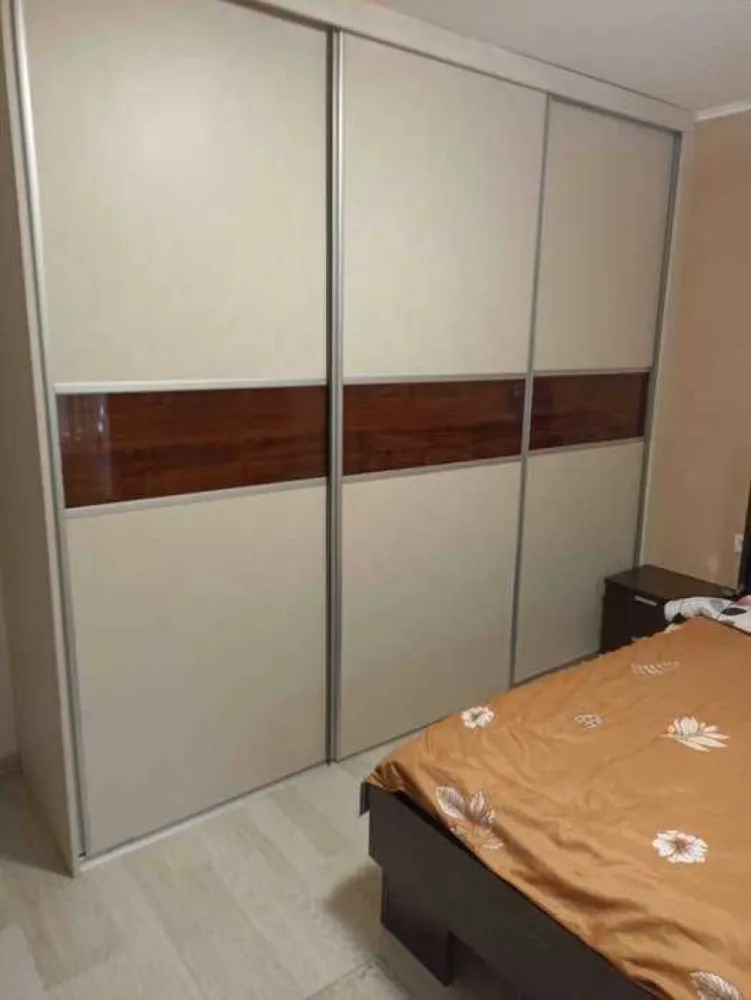 BRASADAS vinde ap 3 camere, zona soarelui etaj 1/4. - Agentia imobiliara BRASADAS vinde apartament 3 camere, complect mobilat si utilat decomandat, 3 camere, 1 bucatarie, 2 bai, 1 balcon, hol mic, hol mare, cu centrala termica si toate utilitatile inclusiv cablu tv cu internet, parcare privata, boxa beci, geamuri, usi termopane, usa de la intrare securizata, 78 m patrati, la etajul 1 din 4, zona Soarelui.
Www.brasadas.com.