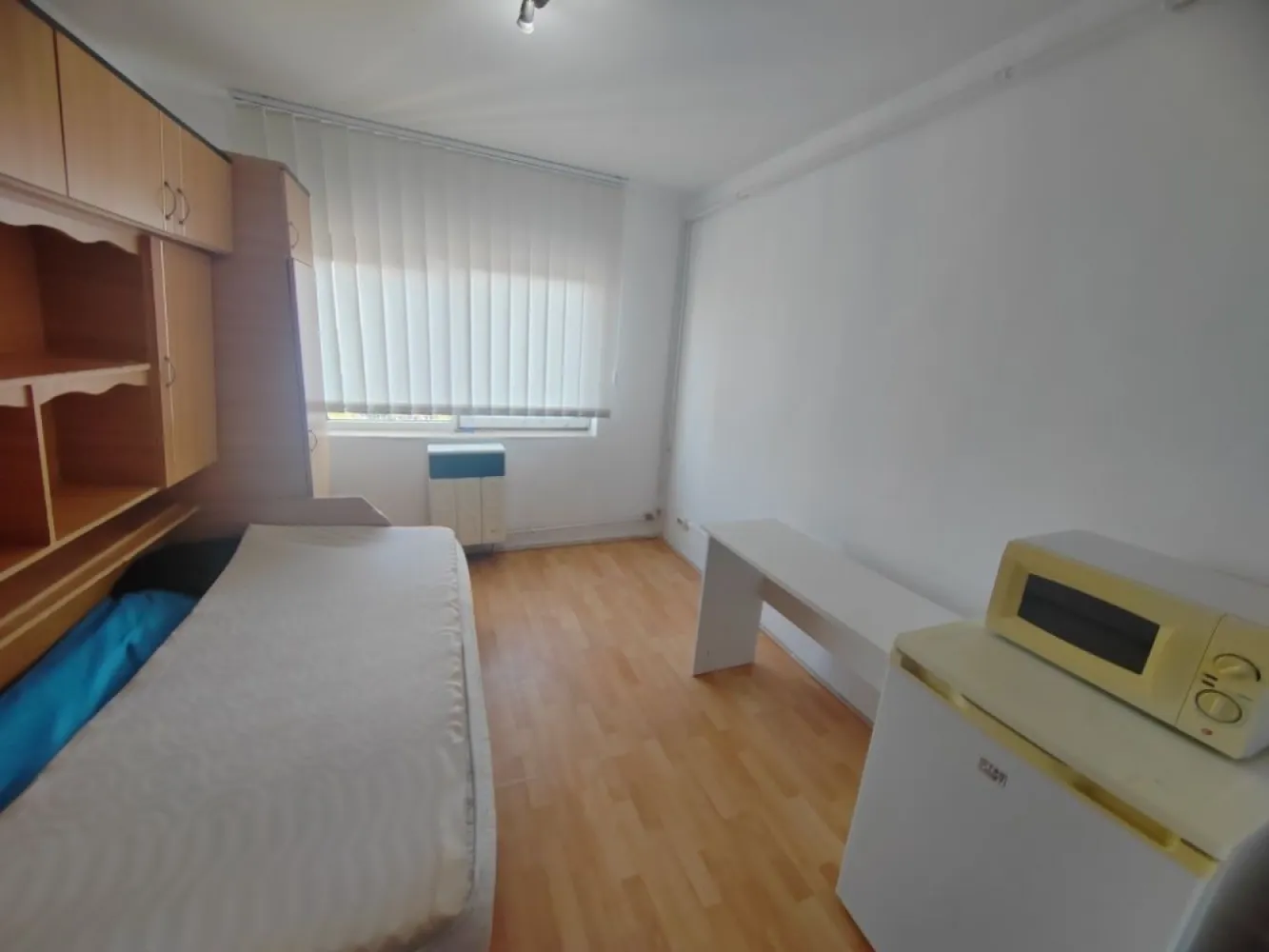 BRASADAS vinde garsonieră in Micro 17 la etajul 4/4. - Vând garsonieră situată în Micro 17 la etajul 4/4. Suprafață 17mp. Utilități :apă, gaz, curent. 
Mobilat-utilat. Ideală pentru investiție. 
Www.brasadas.com.