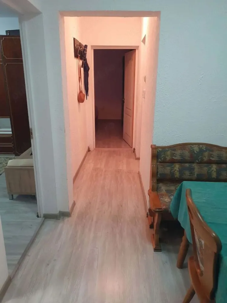 Apartament vanzare 2 camere 78 mp, Micro 15 - De vanzare apartament cu 2 camere cu o suprafata de 77,8mp , situat in cartierul Micro 15.
Apartamentul este bine compartimentat și dispune de 2 balcoane , iar camerele sunt spatioase.
Zona linistita cu acces la magazine, scoli,farmacii, mijloace de transport, piata.