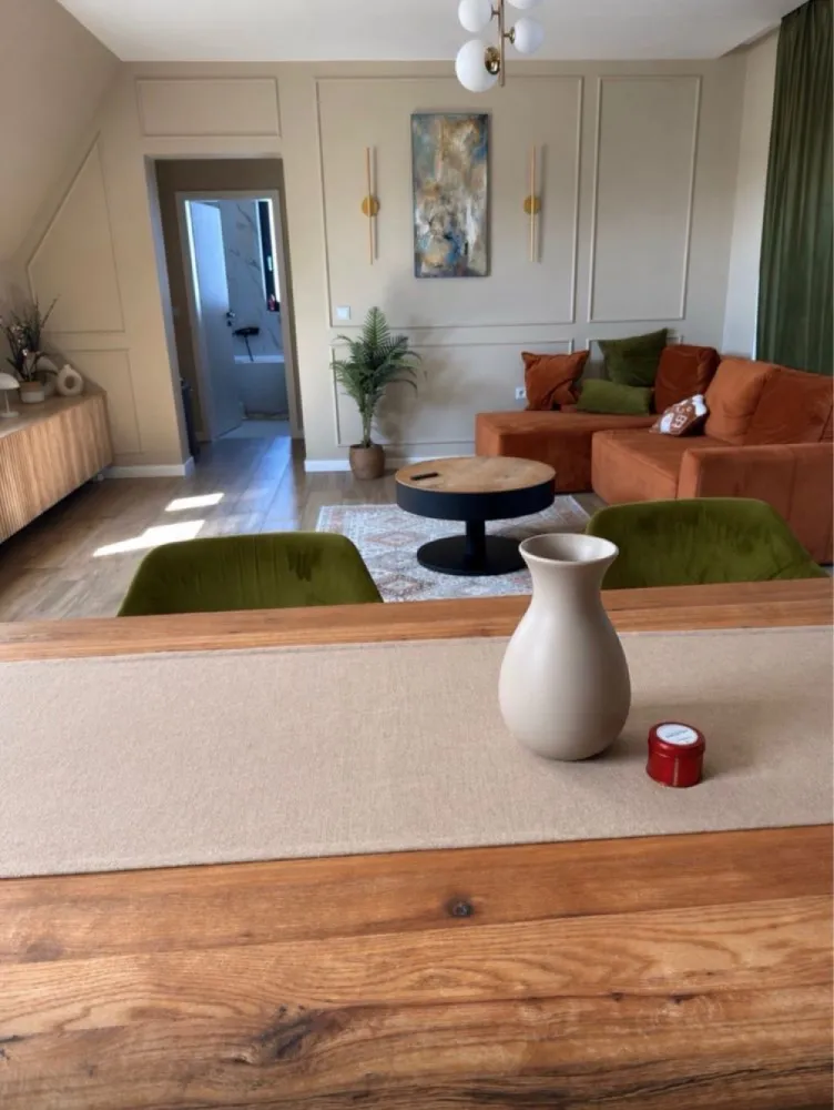 BRASADAS vinde ap 3 cam 80 mp etaj 2/2 in zona Unirii. - Agentia imobiliara BRASADAS vinde apartament NOU, finisat MODERN, 80 mp + 10 mp terasa, amenajat în stil modern, situat în zona UNIRII.

Se vinde complet mobilat și utilat, exact ca în poze

Detalii principale:
 • Suprafață utilă: 80 mp
 • Terasă: 10 mp
 • Etaj: 2
 • Bloc construit în 2021
 • Compartimentare:
 • Living spațios
 • Bucătărie cu living open space
 • 2 Dormitoare
 • 2 băi
 • Loc de parcare inclus

Avantaje:
Design modern, finisaje de calitate
Spațiu generos și bine compartimentat
Lumină naturală din plin
Zonă liniștită, ideală pentru locuit
Aproape de facilități (creșă, magazine, etc.)

Www.brasadas.com.
