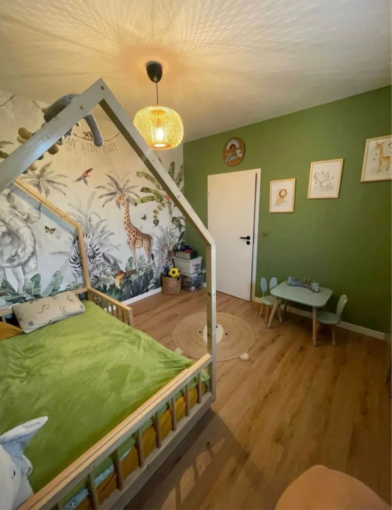 BRASADAS vinde ap 3 cam 80 mp etaj 2/2 in zona Unirii. - Agentia imobiliara BRASADAS vinde apartament NOU, finisat MODERN, 80 mp + 10 mp terasa, amenajat în stil modern, situat în zona UNIRII.

Se vinde complet mobilat și utilat, exact ca în poze

Detalii principale:
 • Suprafață utilă: 80 mp
 • Terasă: 10 mp
 • Etaj: 2
 • Bloc construit în 2021
 • Compartimentare:
 • Living spațios
 • Bucătărie cu living open space
 • 2 Dormitoare
 • 2 băi
 • Loc de parcare inclus

Avantaje:
Design modern, finisaje de calitate
Spațiu generos și bine compartimentat
Lumină naturală din plin
Zonă liniștită, ideală pentru locuit
Aproape de facilități (creșă, magazine, etc.)

Www.brasadas.com.