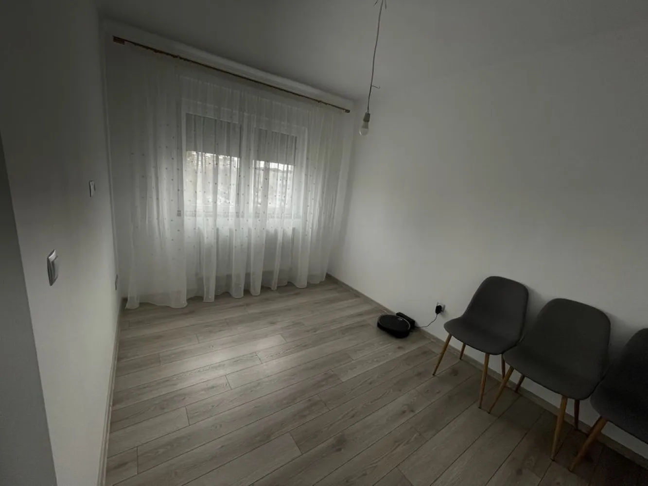 BRASADAS vinde ap 3 cam in Micro 15 la etajul 4/4. - Agentia imobiliara BRASADAS vinde apartament mobilat in Micro 15, situat la etajul 4/4, cu acoperis, avand o suprafata de 66mp, dispune de boxa(beci) si este compartimentat astfel:
2 dormitoare, living, bucatarie, baie si balcon. 

Apartamentul a fost renovat complet in anul 2022: 
Instalatia electrica, instalatia termica ppr cu calorifere si centrala termica Ferroli, termopane cu profil 6 camere four season cu plasa de insecte la toate geamurile, usi de termopan, sistem de aer conditionat. Bucataria este complet utilata astfel: plita electrica cu inductie Electrolux, cuptor electric Whirlpool 6 sense si hota Whirlpool

Www.brasadas.com