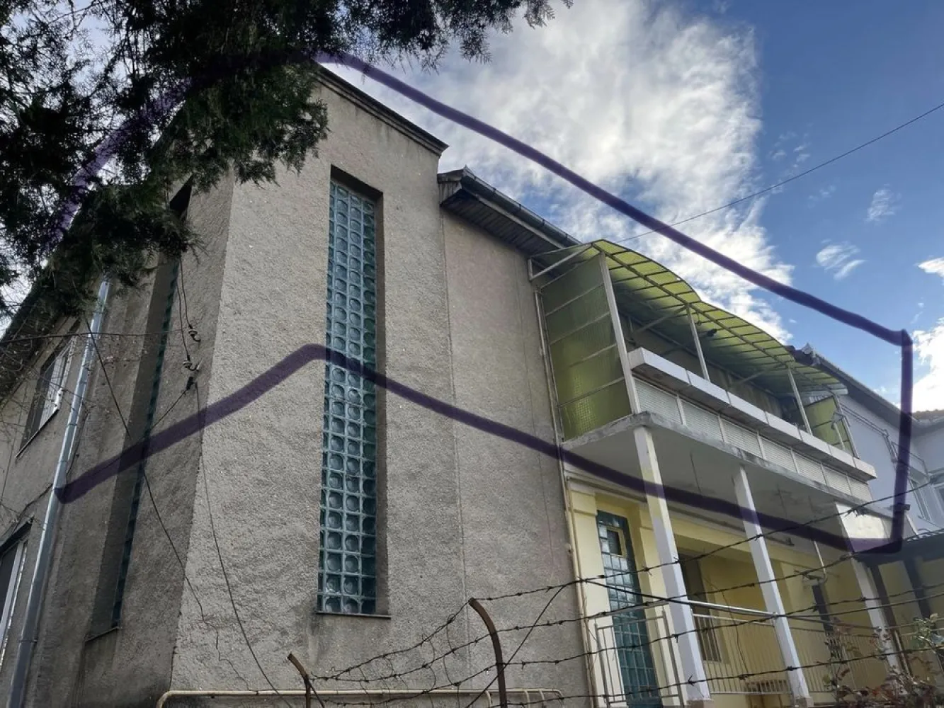 BRASADAS vinde ap 5 cam etaj 1 in casa cu etaj centru vechi. - Agentia imobiliara BRASADAS apartament cu 5 camere decomandate, este amplasat la etajul 1, al unei case cu un etaj, construită în anul 1970. Are bucătărie , cămară de alimente și o baie. 
Terasa și balconul oferă spații suplimentare pentru relaxare.
Locația este foarte bună, fiind aproape de Parcul Central și centrul nou. 
Accesul la transportul public este facil, cu stații de autobuz în apropiere.
Www.brasadas.com.