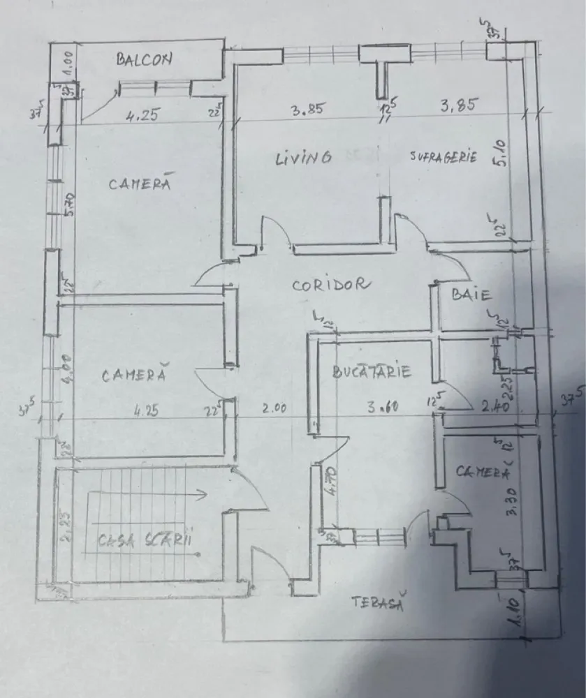 BRASADAS vinde ap 5 cam etaj 1 in casa cu etaj centru vechi. - Agentia imobiliara BRASADAS apartament cu 5 camere decomandate, este amplasat la etajul 1, al unei case cu un etaj, construită în anul 1970. Are bucătărie , cămară de alimente și o baie. 
Terasa și balconul oferă spații suplimentare pentru relaxare.
Locația este foarte bună, fiind aproape de Parcul Central și centrul nou. 
Accesul la transportul public este facil, cu stații de autobuz în apropiere.
Www.brasadas.com.