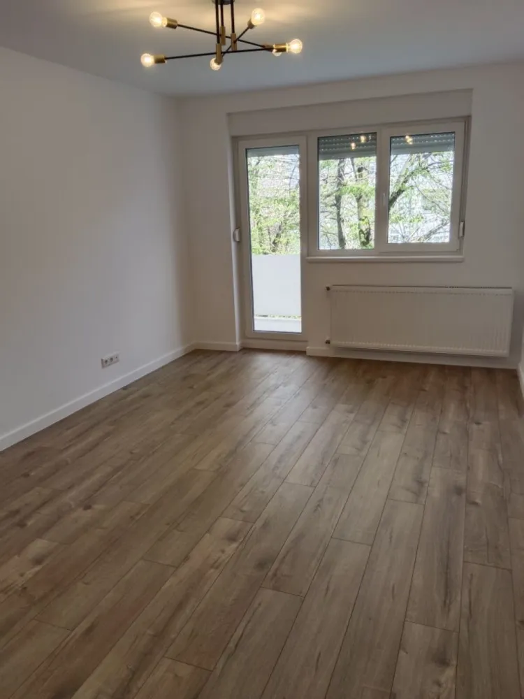 BRASADAS vinde ap 3 cam etaj 3/4 pe Careiului. - Agentia Imobiliara BRASADAS vinde apartament cu 3 camere recent renovat pe Careiului la etajul 3/4 cu suprafata utila de 67 mp.
Termopan tripan trei sticle 
Jaluzele aluminiu 
Instalația electrice schimbat cupru
Instalația sanitară schimbat ppr
Parchet laminat 10 mm
Gresie în bucătărie 
Baie modern cu duș,wc suspendat 
Usi interioare Porta cu spaleti acoperiți 
Ușă de intrare schimbat 
Www.brasadas.com.