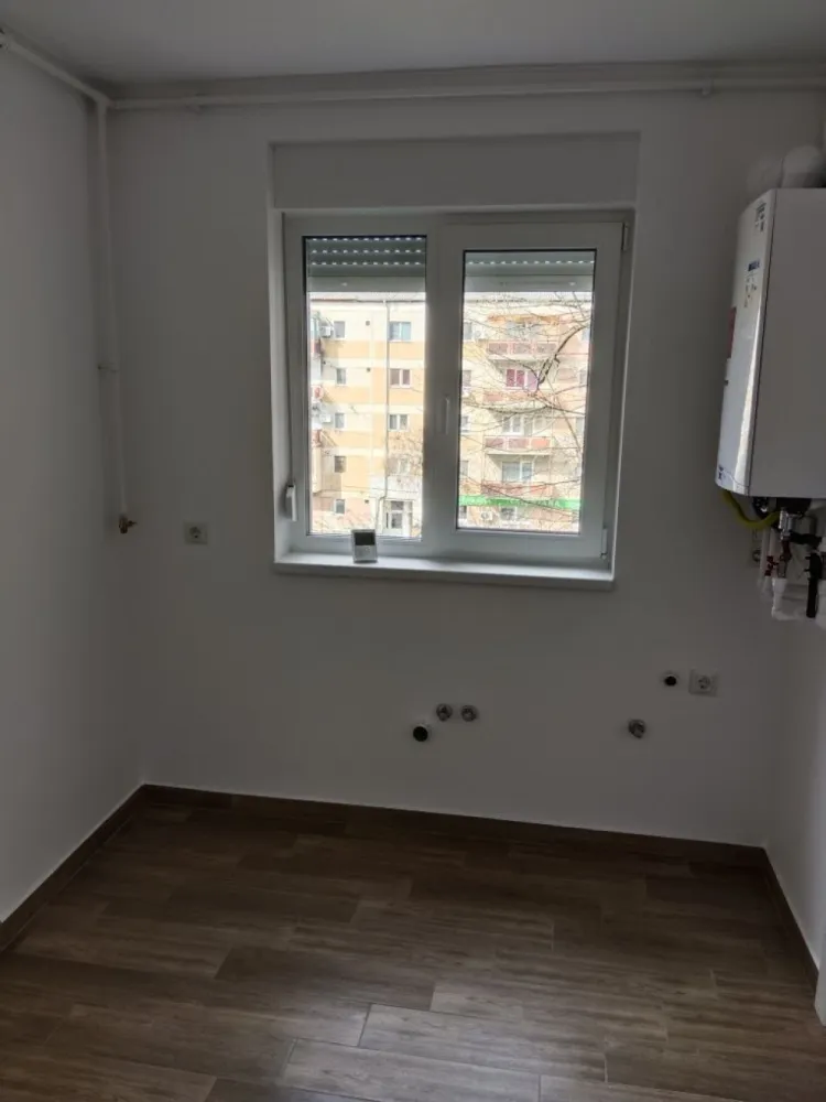 BRASADAS vinde ap 3 cam etaj 3/4 pe Careiului. - Agentia Imobiliara BRASADAS vinde apartament cu 3 camere recent renovat pe Careiului la etajul 3/4 cu suprafata utila de 67 mp.
Termopan tripan trei sticle 
Jaluzele aluminiu 
Instalația electrice schimbat cupru
Instalația sanitară schimbat ppr
Parchet laminat 10 mm
Gresie în bucătărie 
Baie modern cu duș,wc suspendat 
Usi interioare Porta cu spaleti acoperiți 
Ușă de intrare schimbat 
Www.brasadas.com.