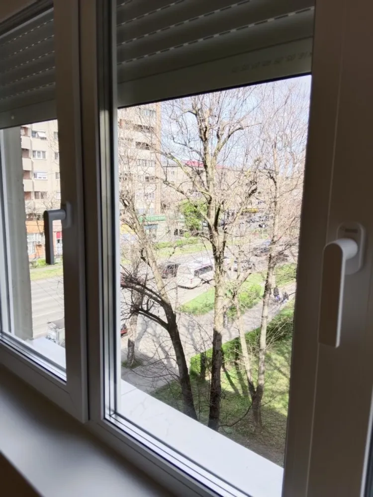 BRASADAS vinde ap 3 cam etaj 3/4 pe Careiului. - Agentia Imobiliara BRASADAS vinde apartament cu 3 camere recent renovat pe Careiului la etajul 3/4 cu suprafata utila de 67 mp.
Termopan tripan trei sticle 
Jaluzele aluminiu 
Instalația electrice schimbat cupru
Instalația sanitară schimbat ppr
Parchet laminat 10 mm
Gresie în bucătărie 
Baie modern cu duș,wc suspendat 
Usi interioare Porta cu spaleti acoperiți 
Ușă de intrare schimbat 
Www.brasadas.com.