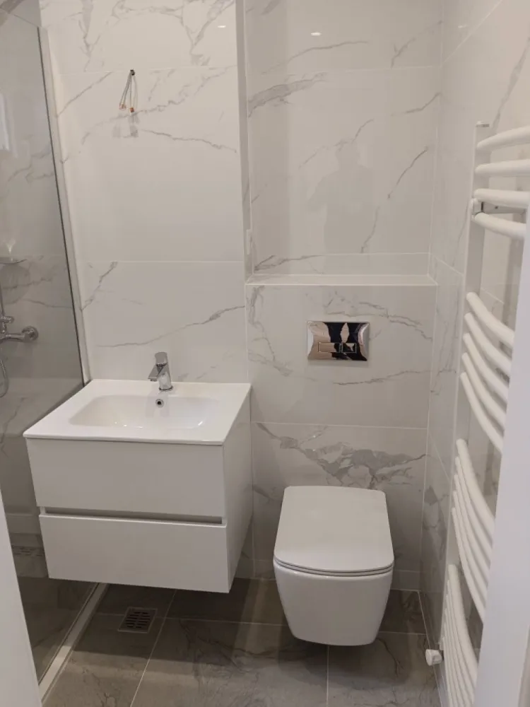 BRASADAS vinde ap 3 cam etaj 3/4 pe Careiului. - Agentia Imobiliara BRASADAS vinde apartament cu 3 camere recent renovat pe Careiului la etajul 3/4 cu suprafata utila de 67 mp.
Termopan tripan trei sticle 
Jaluzele aluminiu 
Instalația electrice schimbat cupru
Instalația sanitară schimbat ppr
Parchet laminat 10 mm
Gresie în bucătărie 
Baie modern cu duș,wc suspendat 
Usi interioare Porta cu spaleti acoperiți 
Ușă de intrare schimbat 
Www.brasadas.com.