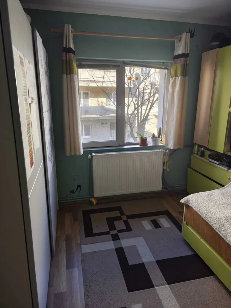 BRASADAS vinde ap 4 cam 82mp la etajul 1 in Micro 16. - Agenția imobiliara BRASADAS vinde apartament decomandat, semiutilat, situat la etajul 1 din 4 (nu este de colt).
Compus din: 
hol intrare, living spatios, 2 balcoane deschise, 3 dormitoare, hol intermediar, 2 bai si bucătărie complet utilată, cu electrocasnice funcționale și spațiu de depozitare generos.
• Suprafata utila 82 mp
• Suprafata construita 117 mp
• Izolat exterior 
• Instalatii electrice si sanitare schimbate la momentul renovarii
• Loc de parcare rezervat in fata blocului
• Finisaje: gresie, faianta, parchet laminat, 
• Centrala proprie gaz, usi de intrerior schimbate, usa intrare metalica de siguranta
• Geamuri termopane
• Beci uscat pentru depozitare
• Zona buna, pozitionat intr-o zona cu acces facil catre toate ariile de interes
• Scara curata, acces interfon
www.brasadas.com.