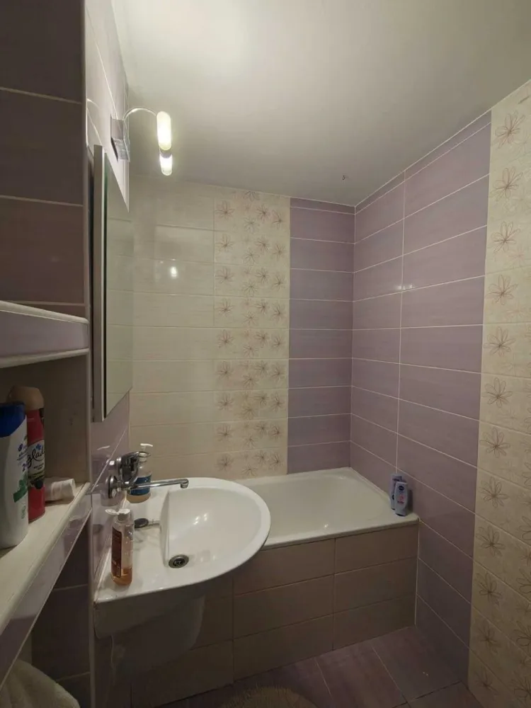 BRASADAS vinde ap 4 cam 82mp la etajul 1 in Micro 16. - Agenția imobiliara BRASADAS vinde apartament decomandat, semiutilat, situat la etajul 1 din 4 (nu este de colt).
Compus din: 
hol intrare, living spatios, 2 balcoane deschise, 3 dormitoare, hol intermediar, 2 bai si bucătărie complet utilată, cu electrocasnice funcționale și spațiu de depozitare generos.
• Suprafata utila 82 mp
• Suprafata construita 117 mp
• Izolat exterior 
• Instalatii electrice si sanitare schimbate la momentul renovarii
• Loc de parcare rezervat in fata blocului
• Finisaje: gresie, faianta, parchet laminat, 
• Centrala proprie gaz, usi de intrerior schimbate, usa intrare metalica de siguranta
• Geamuri termopane
• Beci uscat pentru depozitare
• Zona buna, pozitionat intr-o zona cu acces facil catre toate ariile de interes
• Scara curata, acces interfon
www.brasadas.com.