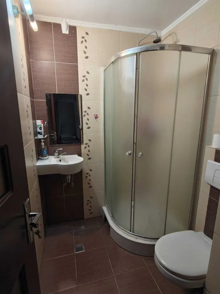 BRASADAS vinde ap 4 cam 82mp la etajul 1 in Micro 16. - Agenția imobiliara BRASADAS vinde apartament decomandat, semiutilat, situat la etajul 1 din 4 (nu este de colt).
Compus din: 
hol intrare, living spatios, 2 balcoane deschise, 3 dormitoare, hol intermediar, 2 bai si bucătărie complet utilată, cu electrocasnice funcționale și spațiu de depozitare generos.
• Suprafata utila 82 mp
• Suprafata construita 117 mp
• Izolat exterior 
• Instalatii electrice si sanitare schimbate la momentul renovarii
• Loc de parcare rezervat in fata blocului
• Finisaje: gresie, faianta, parchet laminat, 
• Centrala proprie gaz, usi de intrerior schimbate, usa intrare metalica de siguranta
• Geamuri termopane
• Beci uscat pentru depozitare
• Zona buna, pozitionat intr-o zona cu acces facil catre toate ariile de interes
• Scara curata, acces interfon
www.brasadas.com.