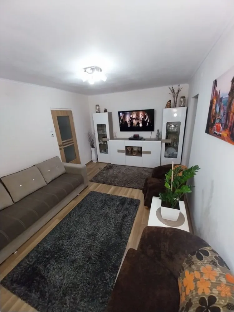 BRASADAS vinde ap 2 cam et.1/4 mobilat utilat cu garaj. - Agentia Imobiliara BRASADAS vinde apartament cu doua camere, mobilat, utilat, din caramida, la etajul 1/4 aproape de LIDL Careiului. 
Bloc din caramida. 
Termopane, jaluzele exterioare, beci mare uscat cu geam. 
Balcon mare modificat protejat de ploaie. 
Garaj autorizat in fata blocului. 
La 5 minute pe jos mag.Lidl, Mall,piata somes, spitalul judetean.
Www.brasadas.com.
