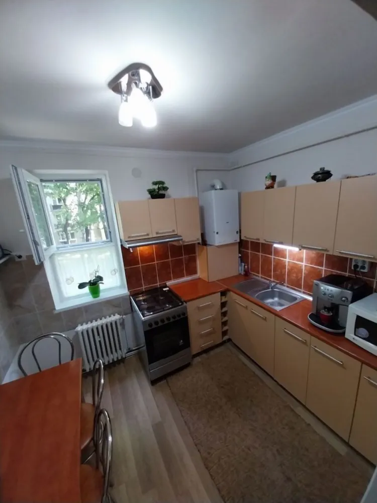BRASADAS vinde ap 2 cam et.1/4 mobilat utilat cu garaj. - Agentia Imobiliara BRASADAS vinde apartament cu doua camere, mobilat, utilat, din caramida, la etajul 1/4 aproape de LIDL Careiului. 
Bloc din caramida. 
Termopane, jaluzele exterioare, beci mare uscat cu geam. 
Balcon mare modificat protejat de ploaie. 
Garaj autorizat in fata blocului. 
La 5 minute pe jos mag.Lidl, Mall,piata somes, spitalul judetean.
Www.brasadas.com.