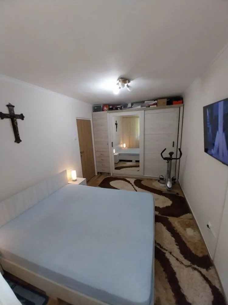 BRASADAS vinde ap 2 cam et.1/4 mobilat utilat cu garaj. - Agentia Imobiliara BRASADAS vinde apartament cu doua camere, mobilat, utilat, din caramida, la etajul 1/4 aproape de LIDL Careiului. 
Bloc din caramida. 
Termopane, jaluzele exterioare, beci mare uscat cu geam. 
Balcon mare modificat protejat de ploaie. 
Garaj autorizat in fata blocului. 
La 5 minute pe jos mag.Lidl, Mall,piata somes, spitalul judetean.
Www.brasadas.com.