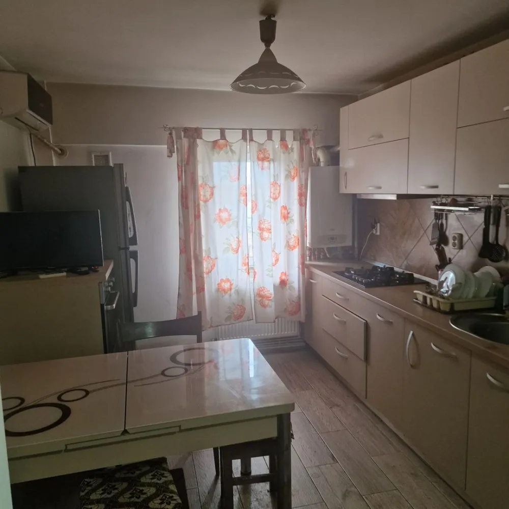 BRASADAS vinde ap 2 cam, Carpati 2 etaj 2/4. - Agentia Imobiliara BRASADAS vinde apartament cu 2 camere decomandate , 52 mp , Et.2/4 , 2 balcoane , beci la subsol. Bucataria e mobilată iar living-ul e partial mobilat. ( aer conditionat , centrală termică , balcoanele sunt inchise cu jaluzele ). Apartamentul se află pe Lucian Blaga , colț cu Ambudului , Carpati 2 , Satu Mare.
Www.brasadas.com.