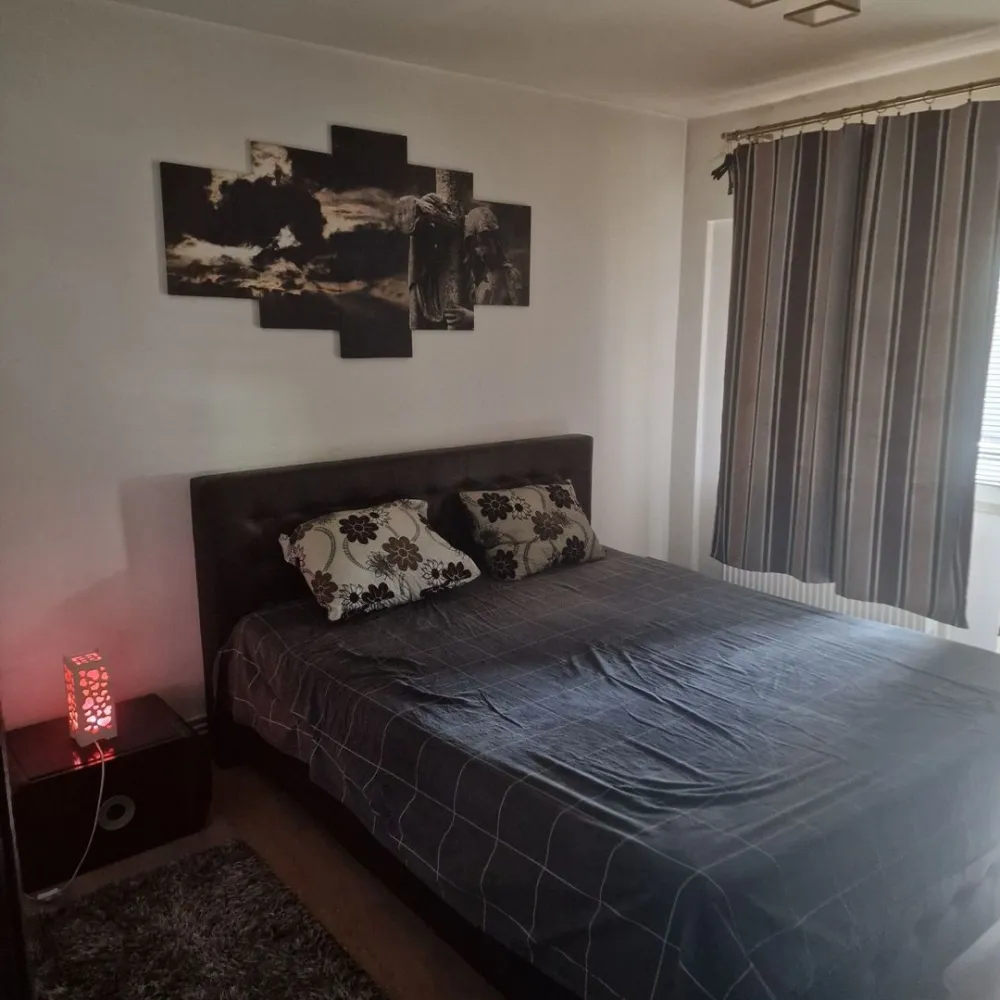BRASADAS vinde ap 2 cam, Carpati 2 etaj 2/4. - Agentia Imobiliara BRASADAS vinde apartament cu 2 camere decomandate , 52 mp , Et.2/4 , 2 balcoane , beci la subsol. Bucataria e mobilată iar living-ul e partial mobilat. ( aer conditionat , centrală termică , balcoanele sunt inchise cu jaluzele ). Apartamentul se află pe Lucian Blaga , colț cu Ambudului , Carpati 2 , Satu Mare.
Www.brasadas.com.