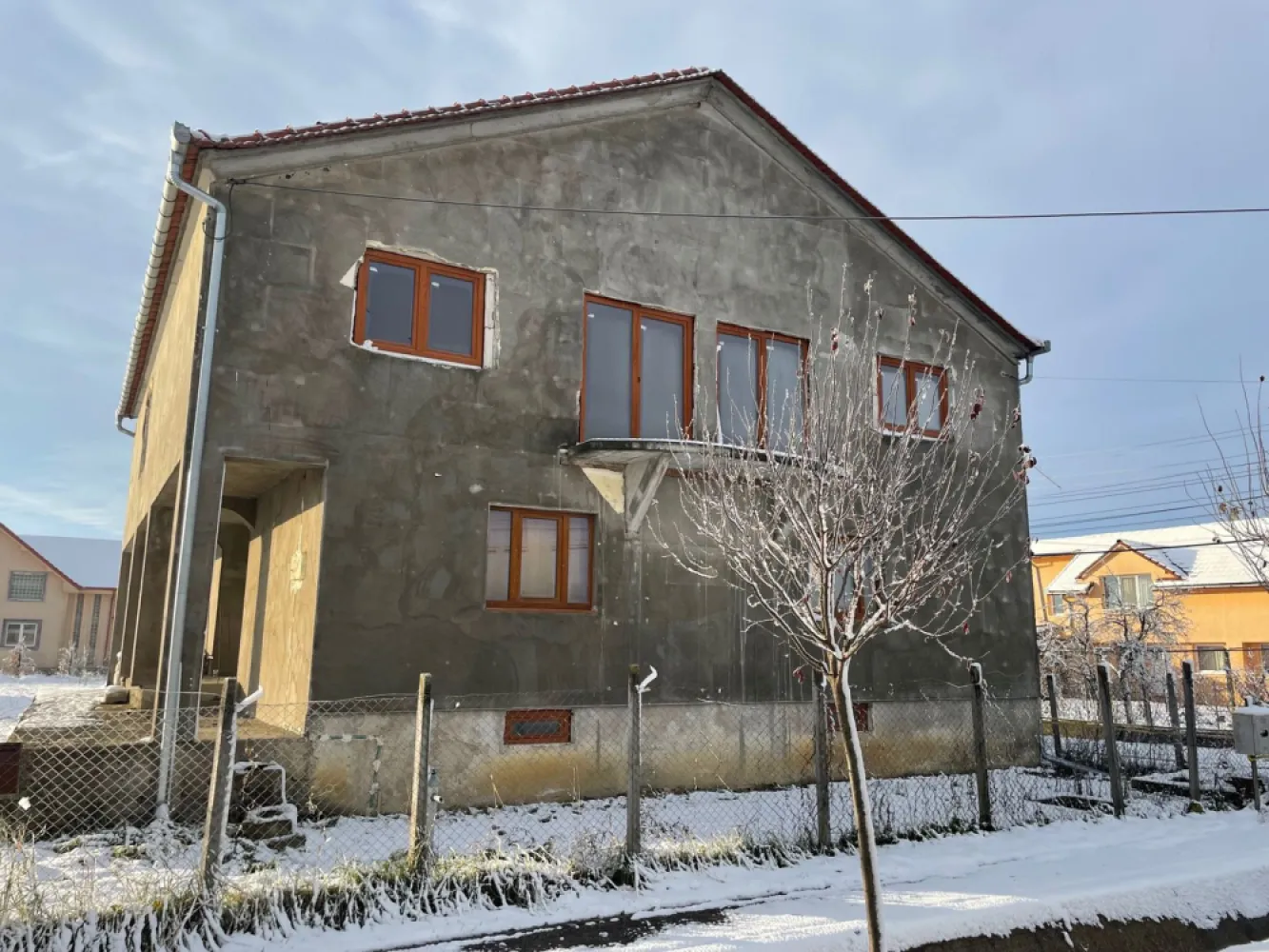 Casa De Vanzare // 320mp2 Utili // 2 intrari separate - Casa de vanzare cu 320mp2 utili, cu 2 intrari separate ideala pentru 2 familii.
Fiecare nivel are urmatoarea configuratie, 2 dormitoare + bucatarie/living + 1 baie, existand posibilitatea de modificare a compartimentarii din cauza spatiului generos al fiecarui nivel.

Casa se afla in Zona Parcului Industrial din Satu Mare.

Casa dispune si de un teren de 9 ari.
Pret 170000 euro negociabil.