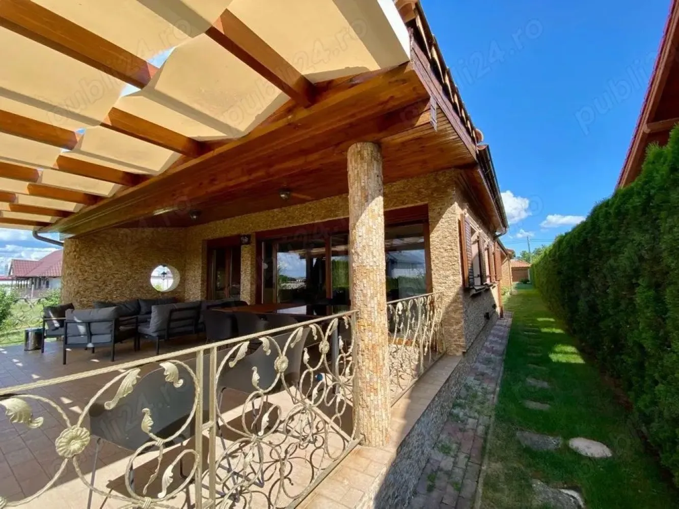 BRASADAS vinde casa cu iesire la lac - Agenția imobiliara BRASADAS vinde proprietate exclusivistă cu ieșire directă la lac, confort premium, spațiu și siguranță totală.

Descoperă o casă care îmbină perfect liniștea naturii cu toate facilitățile moderne, ideală pentru locuire permanentă sau escapade de weekend fără compromisuri.

Suprafață utilă: 175 mp

Terasă acoperită: 57 mp. perfectă pentru mese în aer liber și seri relaxante cu 6 camere spațioase și luminoase, dintre care 4 sunt dormitoare. 

Teren generos de 1.750 mp, împrejmuit cu gard din plasă sudată și tuya smarald matură

Acces facil pe drum pavat

Siguranță de top: 
 - obloane exterioare securizate antiefracție, sistem de alarmă, monitorizare video și poartă anti-intruziune

Confort pe tot parcursul anului:

încălzire pe gaz, apă curentă din put forat propriu, sistem de canalizare cu fosa septica biologica proprie, electricitate și internet.
Locuința este complet funcțională pe tot parcursul anului..

- ieșire directă la lac
- barca din imagini este inclusă în preț 
- ideală pentru plimbări, pescuit și momente de relaxare la apus

Perfectă pentru:
- familie care caută spațiu și siguranță
- casă de vacanță premium
- investiție într-o zonă naturală deosebită

Generator si stabilizator de tensiune.

Ponton din pin nordic reglabil pe înălțime.

www.brasadas.com.