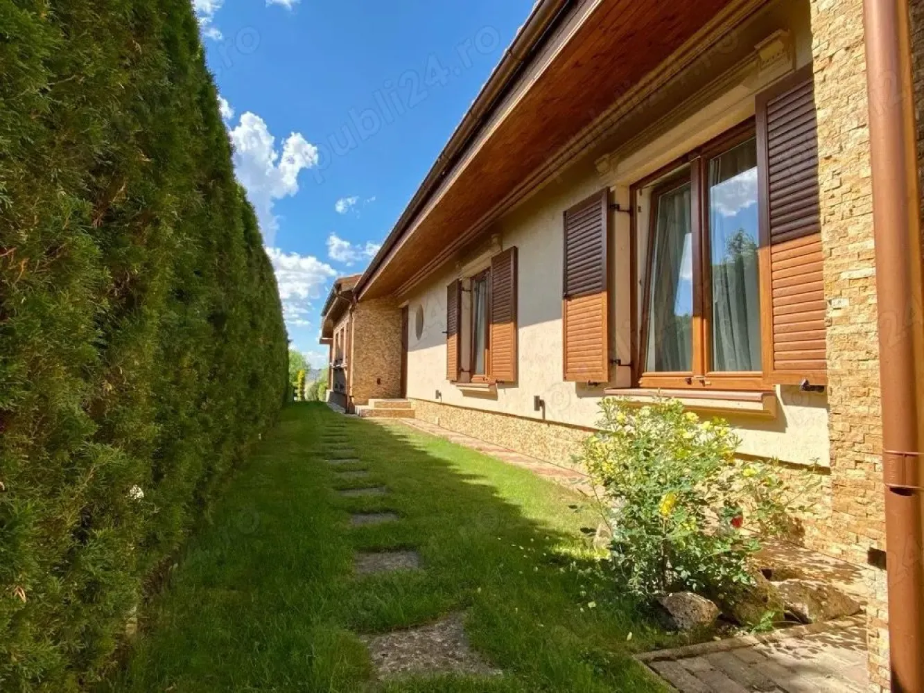 BRASADAS vinde casa cu iesire la lac - Agenția imobiliara BRASADAS vinde proprietate exclusivistă cu ieșire directă la lac, confort premium, spațiu și siguranță totală.

Descoperă o casă care îmbină perfect liniștea naturii cu toate facilitățile moderne, ideală pentru locuire permanentă sau escapade de weekend fără compromisuri.

Suprafață utilă: 175 mp

Terasă acoperită: 57 mp. perfectă pentru mese în aer liber și seri relaxante cu 6 camere spațioase și luminoase, dintre care 4 sunt dormitoare. 

Teren generos de 1.750 mp, împrejmuit cu gard din plasă sudată și tuya smarald matură

Acces facil pe drum pavat

Siguranță de top: 
 - obloane exterioare securizate antiefracție, sistem de alarmă, monitorizare video și poartă anti-intruziune

Confort pe tot parcursul anului:

încălzire pe gaz, apă curentă din put forat propriu, sistem de canalizare cu fosa septica biologica proprie, electricitate și internet.
Locuința este complet funcțională pe tot parcursul anului..

- ieșire directă la lac
- barca din imagini este inclusă în preț 
- ideală pentru plimbări, pescuit și momente de relaxare la apus

Perfectă pentru:
- familie care caută spațiu și siguranță
- casă de vacanță premium
- investiție într-o zonă naturală deosebită

Generator si stabilizator de tensiune.

Ponton din pin nordic reglabil pe înălțime.

www.brasadas.com.