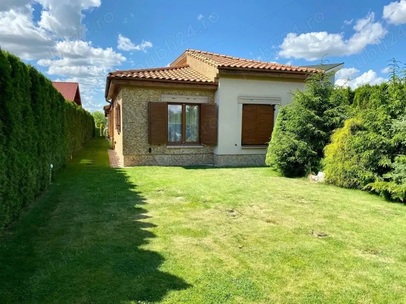 BRASADAS vinde casa cu iesire la lac - Agenția imobiliara BRASADAS vinde proprietate exclusivistă cu ieșire directă la lac, confort premium, spațiu și siguranță totală.

Descoperă o casă care îmbină perfect liniștea naturii cu toate facilitățile moderne, ideală pentru locuire permanentă sau escapade de weekend fără compromisuri.

Suprafață utilă: 175 mp

Terasă acoperită: 57 mp. perfectă pentru mese în aer liber și seri relaxante cu 6 camere spațioase și luminoase, dintre care 4 sunt dormitoare. 

Teren generos de 1.750 mp, împrejmuit cu gard din plasă sudată și tuya smarald matură

Acces facil pe drum pavat

Siguranță de top: 
 - obloane exterioare securizate antiefracție, sistem de alarmă, monitorizare video și poartă anti-intruziune

Confort pe tot parcursul anului:

încălzire pe gaz, apă curentă din put forat propriu, sistem de canalizare cu fosa septica biologica proprie, electricitate și internet.
Locuința este complet funcțională pe tot parcursul anului..

- ieșire directă la lac
- barca din imagini este inclusă în preț 
- ideală pentru plimbări, pescuit și momente de relaxare la apus

Perfectă pentru:
- familie care caută spațiu și siguranță
- casă de vacanță premium
- investiție într-o zonă naturală deosebită

Generator si stabilizator de tensiune.

Ponton din pin nordic reglabil pe înălțime.

www.brasadas.com.