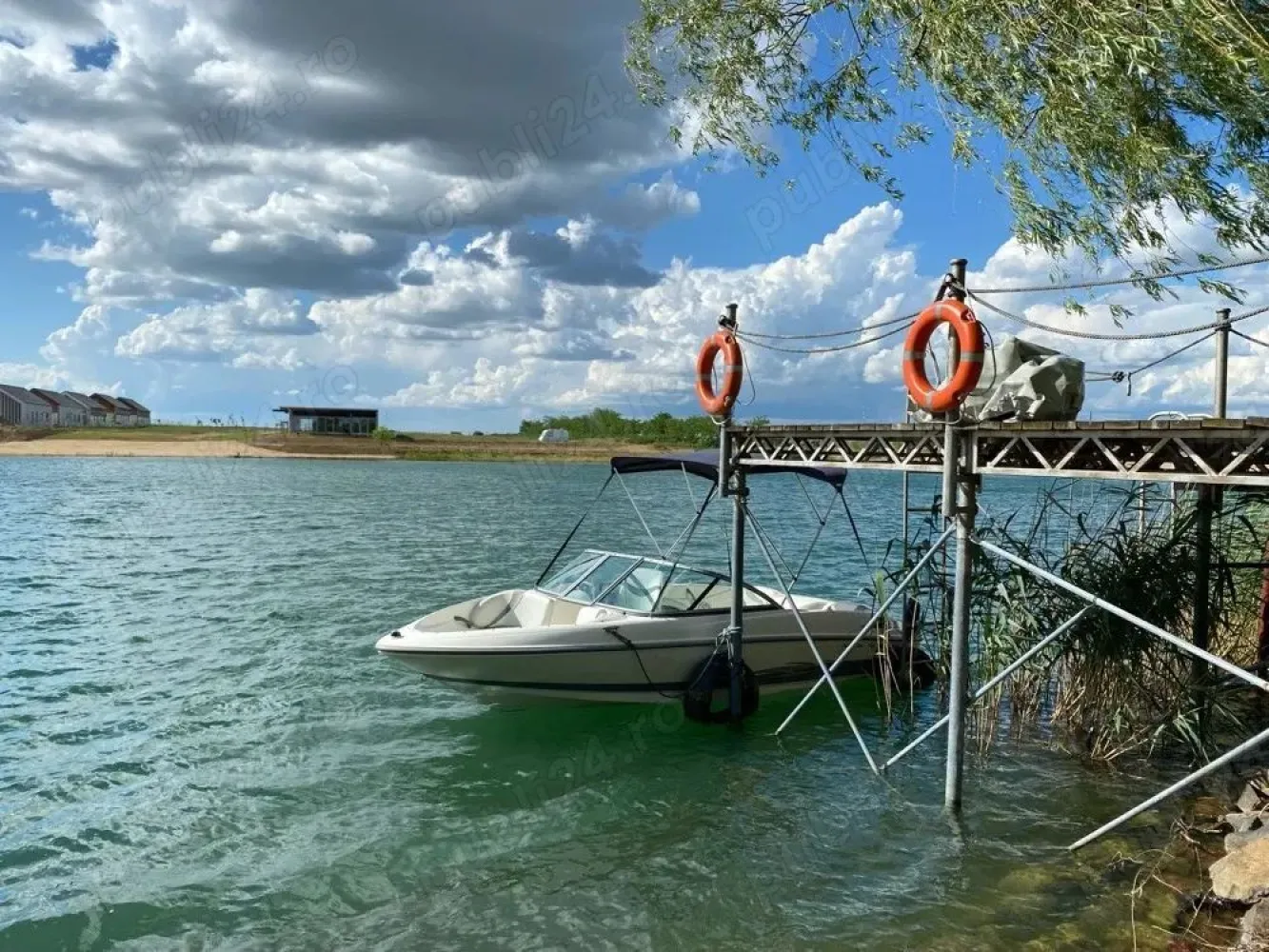 BRASADAS vinde casa cu iesire la lac - Agenția imobiliara BRASADAS vinde proprietate exclusivistă cu ieșire directă la lac, confort premium, spațiu și siguranță totală.

Descoperă o casă care îmbină perfect liniștea naturii cu toate facilitățile moderne, ideală pentru locuire permanentă sau escapade de weekend fără compromisuri.

Suprafață utilă: 175 mp

Terasă acoperită: 57 mp. perfectă pentru mese în aer liber și seri relaxante cu 6 camere spațioase și luminoase, dintre care 4 sunt dormitoare. 

Teren generos de 1.750 mp, împrejmuit cu gard din plasă sudată și tuya smarald matură

Acces facil pe drum pavat

Siguranță de top: 
 - obloane exterioare securizate antiefracție, sistem de alarmă, monitorizare video și poartă anti-intruziune

Confort pe tot parcursul anului:

încălzire pe gaz, apă curentă din put forat propriu, sistem de canalizare cu fosa septica biologica proprie, electricitate și internet.
Locuința este complet funcțională pe tot parcursul anului..

- ieșire directă la lac
- barca din imagini este inclusă în preț 
- ideală pentru plimbări, pescuit și momente de relaxare la apus

Perfectă pentru:
- familie care caută spațiu și siguranță
- casă de vacanță premium
- investiție într-o zonă naturală deosebită

Generator si stabilizator de tensiune.

Ponton din pin nordic reglabil pe înălțime.

www.brasadas.com.