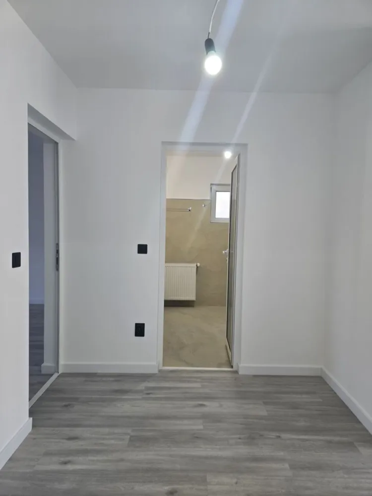 BRASADAS vinde ap finisat 3 cam la PARTER. - Agentia Imobiliara BRASADAS vinde apartament 3 camere și cămară, parter, finisat, izolat interior (dormitoare, tavan, șapă) cu Isoflect și exterior, suprafața totală 93,13 mp, 76,54 mp utili, două băi, situat în Satu Mare str. Petre Ispirescu, zonă liniștită, stradă recent reabilitată. 
Apartamentul este situat într-un imobil cu 6 apartamente, curte interioară cu barbeque personal și spațiu verde în fața și spatele imobilului, garaj individual, loc de parcare aprobat de primărie în fața imobilului.
A fost renovat complet instalație electrică nouă, pozată pe trasee, siguranțe separate pentru marii consumatori (mașină de spălat vase și haine, plită, cuptor,climă), prize, inclusiv pentru internet și întrerupătoare marca Schneider), centrală nouă Immergaz, calorifere triple Purmo. Ușa este nouă, marca HISEC, cu multiple sisteme de blocare, geamuri termopane tripane, produse de Geiger Satu Mare. Scara este îngrijită, acces în curte cu interfon, poartă electrică cu telecomandă.
Bucătăria are faianță italiană, băile sunt refăcute cu microciment, vasele de toaletă sunt cele cu tehnică de clătire turboflush, capac și colac cu amortizare, bideul, robineții, chiuveta și oglinda cu led sunt italiene, rezistente la calcar. Cabina de duș are sticlă securizată, vana a fost făcută pe comandă.
Parchetul este triplustratificat, rezistent la apă, are aplicată izolație sub el. 
Există și proiect integrat de mobilier pentru tot apartamentul, poate fi pus la dispoziția cumpărătorului. 
Interesat de schimb cu apartament în București, zona Iuliu Maniu, Politehnică sau în apropiere de stație de metrou.
Www.brasadas.com.