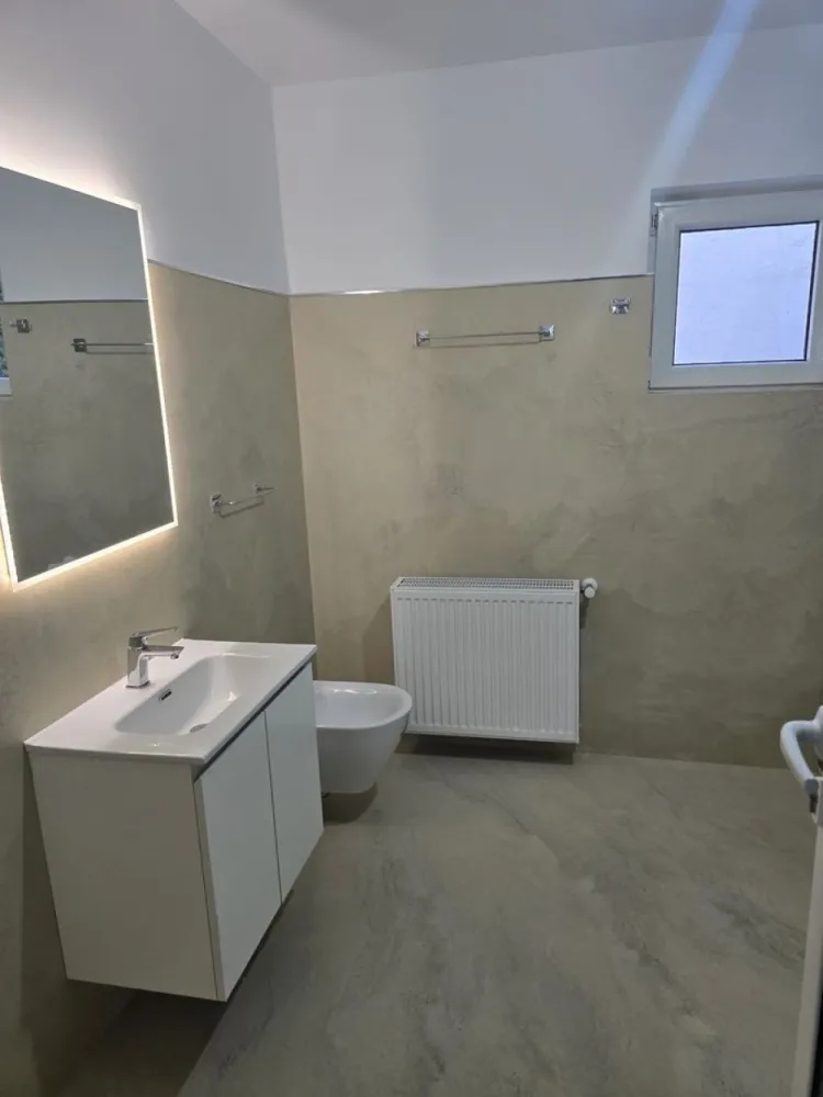 BRASADAS vinde ap finisat 3 cam la PARTER. - Agentia Imobiliara BRASADAS vinde apartament 3 camere și cămară, parter, finisat, izolat interior (dormitoare, tavan, șapă) cu Isoflect și exterior, suprafața totală 93,13 mp, 76,54 mp utili, două băi, situat în Satu Mare str. Petre Ispirescu, zonă liniștită, stradă recent reabilitată. 
Apartamentul este situat într-un imobil cu 6 apartamente, curte interioară cu barbeque personal și spațiu verde în fața și spatele imobilului, garaj individual, loc de parcare aprobat de primărie în fața imobilului.
A fost renovat complet instalație electrică nouă, pozată pe trasee, siguranțe separate pentru marii consumatori (mașină de spălat vase și haine, plită, cuptor,climă), prize, inclusiv pentru internet și întrerupătoare marca Schneider), centrală nouă Immergaz, calorifere triple Purmo. Ușa este nouă, marca HISEC, cu multiple sisteme de blocare, geamuri termopane tripane, produse de Geiger Satu Mare. Scara este îngrijită, acces în curte cu interfon, poartă electrică cu telecomandă.
Bucătăria are faianță italiană, băile sunt refăcute cu microciment, vasele de toaletă sunt cele cu tehnică de clătire turboflush, capac și colac cu amortizare, bideul, robineții, chiuveta și oglinda cu led sunt italiene, rezistente la calcar. Cabina de duș are sticlă securizată, vana a fost făcută pe comandă.
Parchetul este triplustratificat, rezistent la apă, are aplicată izolație sub el. 
Există și proiect integrat de mobilier pentru tot apartamentul, poate fi pus la dispoziția cumpărătorului. 
Interesat de schimb cu apartament în București, zona Iuliu Maniu, Politehnică sau în apropiere de stație de metrou.
Www.brasadas.com.