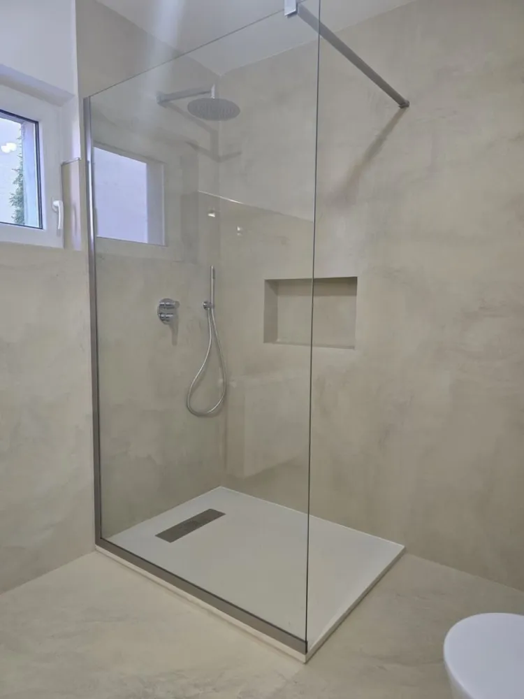 BRASADAS vinde ap finisat 3 cam la PARTER. - Agentia Imobiliara BRASADAS vinde apartament 3 camere și cămară, parter, finisat, izolat interior (dormitoare, tavan, șapă) cu Isoflect și exterior, suprafața totală 93,13 mp, 76,54 mp utili, două băi, situat în Satu Mare str. Petre Ispirescu, zonă liniștită, stradă recent reabilitată. 
Apartamentul este situat într-un imobil cu 6 apartamente, curte interioară cu barbeque personal și spațiu verde în fața și spatele imobilului, garaj individual, loc de parcare aprobat de primărie în fața imobilului.
A fost renovat complet instalație electrică nouă, pozată pe trasee, siguranțe separate pentru marii consumatori (mașină de spălat vase și haine, plită, cuptor,climă), prize, inclusiv pentru internet și întrerupătoare marca Schneider), centrală nouă Immergaz, calorifere triple Purmo. Ușa este nouă, marca HISEC, cu multiple sisteme de blocare, geamuri termopane tripane, produse de Geiger Satu Mare. Scara este îngrijită, acces în curte cu interfon, poartă electrică cu telecomandă.
Bucătăria are faianță italiană, băile sunt refăcute cu microciment, vasele de toaletă sunt cele cu tehnică de clătire turboflush, capac și colac cu amortizare, bideul, robineții, chiuveta și oglinda cu led sunt italiene, rezistente la calcar. Cabina de duș are sticlă securizată, vana a fost făcută pe comandă.
Parchetul este triplustratificat, rezistent la apă, are aplicată izolație sub el. 
Există și proiect integrat de mobilier pentru tot apartamentul, poate fi pus la dispoziția cumpărătorului. 
Interesat de schimb cu apartament în București, zona Iuliu Maniu, Politehnică sau în apropiere de stație de metrou.
Www.brasadas.com.