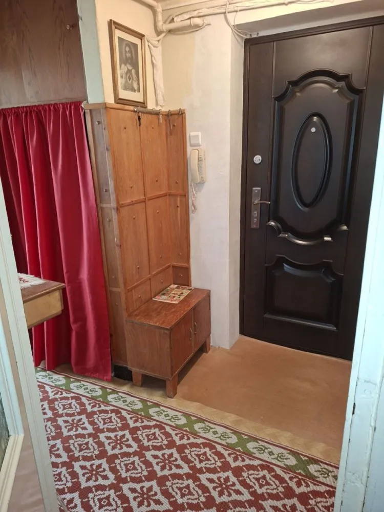 BRASADAS vinde apartament cu 2 cam etaj 3 Botizului. - Agentia Imobiliara BRASADAS vinde apartament cu 2 camere decomandat, situat la etajul 3, într-un bloc solid din cărămidă, pe Strada Botizului. 
Apartamentul are o suprafață de 55 mp, dispune de balcon,debara la bucatarie și boxă de beci uscat, ideală pentru depozitare.

Locuința este dotată cu centrală termică aproape nouă și ferestre termopan, oferind confort și eficiență energetică. Deși blocul este situat pe Strada Botizului, apartamentul nu are vedere directă spre stradă, ceea ce oferă liniște și mai puțin zgomot.

Un mare avantaj al zonei este poziționarea: grădinița și școala se află chiar în spatele blocului, fiind ideal pentru familii cu copii si magazin chiar in scara blocului la parter!

Apartamentul oferă posibilitatea de renovare și amenajare după propriul gust, fiind o alegere foarte bună atât pentru locuit, cât și pentru investiție.

Www.brasadas.com.