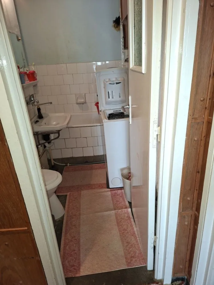 BRASADAS vinde apartament cu 2 cam etaj 3 Botizului. - Agentia Imobiliara BRASADAS vinde apartament cu 2 camere decomandat, situat la etajul 3, într-un bloc solid din cărămidă, pe Strada Botizului. 
Apartamentul are o suprafață de 55 mp, dispune de balcon,debara la bucatarie și boxă de beci uscat, ideală pentru depozitare.

Locuința este dotată cu centrală termică aproape nouă și ferestre termopan, oferind confort și eficiență energetică. Deși blocul este situat pe Strada Botizului, apartamentul nu are vedere directă spre stradă, ceea ce oferă liniște și mai puțin zgomot.

Un mare avantaj al zonei este poziționarea: grădinița și școala se află chiar în spatele blocului, fiind ideal pentru familii cu copii si magazin chiar in scara blocului la parter!

Apartamentul oferă posibilitatea de renovare și amenajare după propriul gust, fiind o alegere foarte bună atât pentru locuit, cât și pentru investiție.

Www.brasadas.com.
