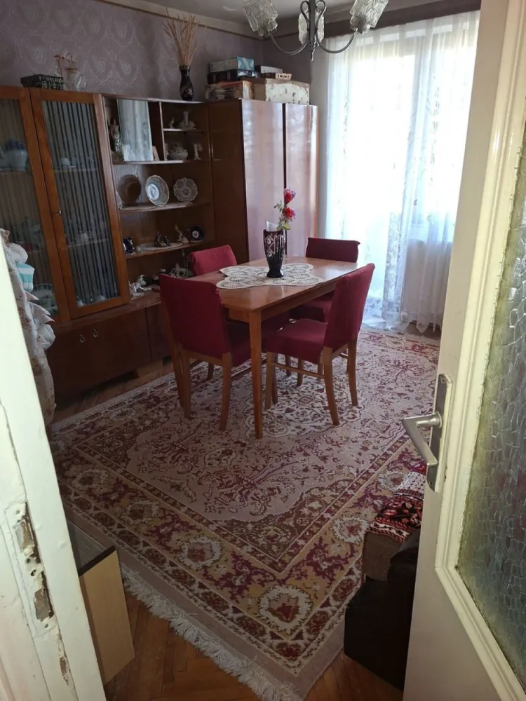BRASADAS vinde apartament cu 2 cam etaj 3 Botizului. - Agentia Imobiliara BRASADAS vinde apartament cu 2 camere decomandat, situat la etajul 3, într-un bloc solid din cărămidă, pe Strada Botizului. 
Apartamentul are o suprafață de 55 mp, dispune de balcon,debara la bucatarie și boxă de beci uscat, ideală pentru depozitare.

Locuința este dotată cu centrală termică aproape nouă și ferestre termopan, oferind confort și eficiență energetică. Deși blocul este situat pe Strada Botizului, apartamentul nu are vedere directă spre stradă, ceea ce oferă liniște și mai puțin zgomot.

Un mare avantaj al zonei este poziționarea: grădinița și școala se află chiar în spatele blocului, fiind ideal pentru familii cu copii si magazin chiar in scara blocului la parter!

Apartamentul oferă posibilitatea de renovare și amenajare după propriul gust, fiind o alegere foarte bună atât pentru locuit, cât și pentru investiție.

Www.brasadas.com.