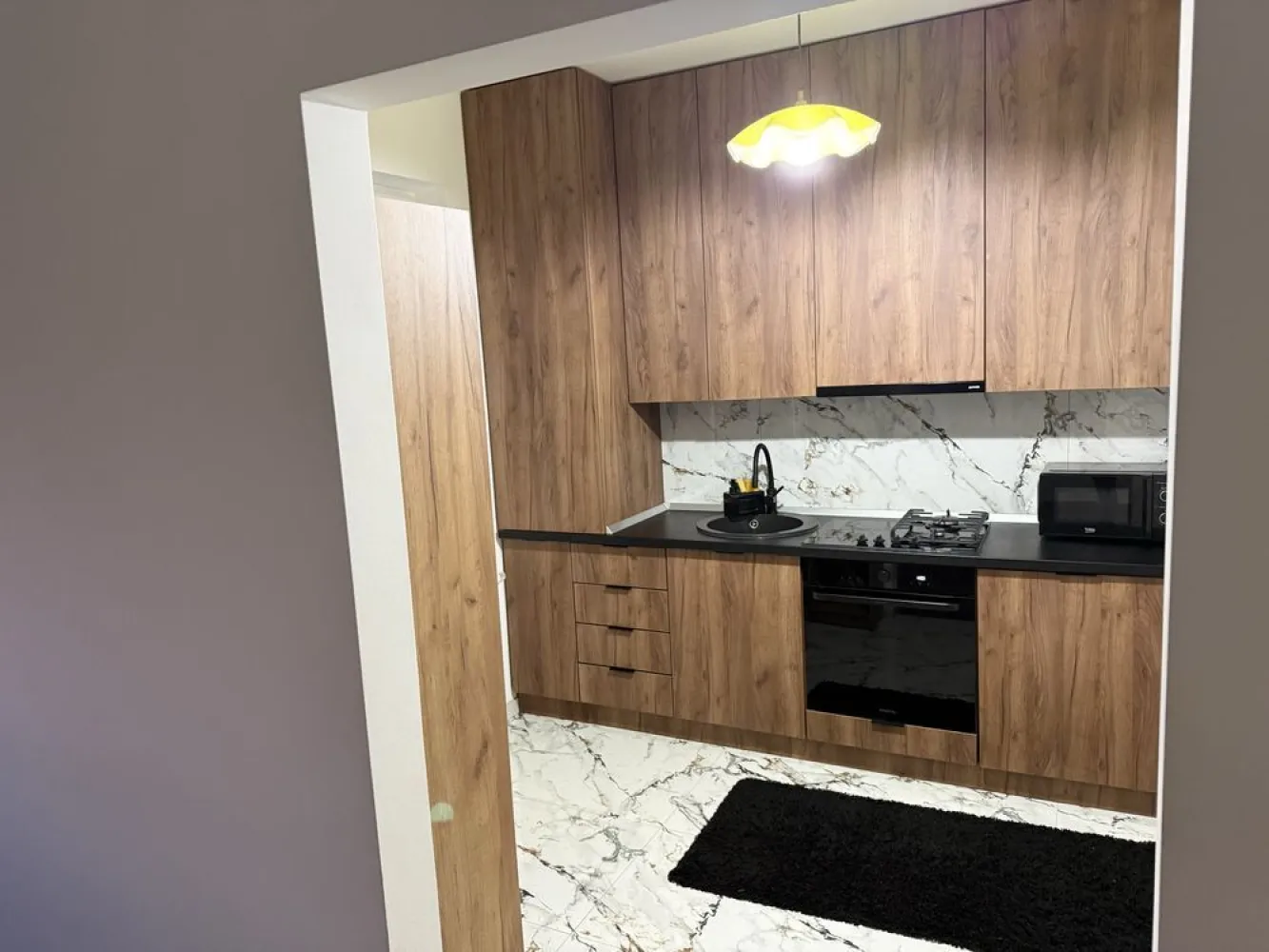BRASADAS vinde ap 3 camere in asociatie zona 14 Mai. - Ag 3 camere zona 14 Mai.
Apartamentul este în construcție nouă din 2014.
Este compus din :
2 dormitoare 
2 băi 
1 dressing 
2 balcoane
Living 
Dining 
Bucătărie 
Beci la subsol 
Loc de parcare în curte.
Accesul în curtea blocului se face pe poarta cu telecomandă astfel având acces doar proprietarii.
Se vinde mobilat și utilat cum se vede nefiind nevoie de alte investiții.
Www.brasadas.com.