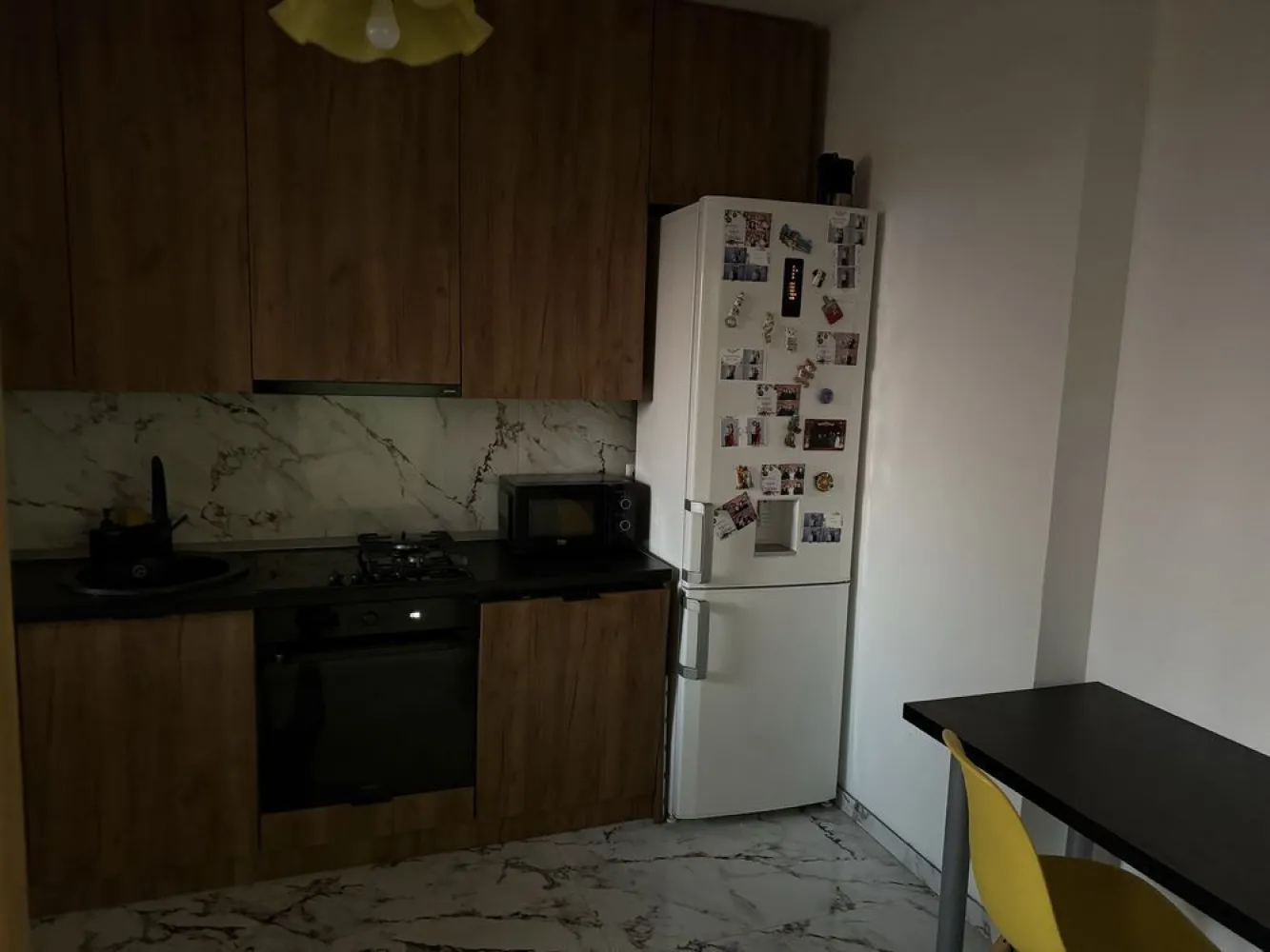 BRASADAS vinde ap 3 camere in asociatie zona 14 Mai. - Ag 3 camere zona 14 Mai.
Apartamentul este în construcție nouă din 2014.
Este compus din :
2 dormitoare 
2 băi 
1 dressing 
2 balcoane
Living 
Dining 
Bucătărie 
Beci la subsol 
Loc de parcare în curte.
Accesul în curtea blocului se face pe poarta cu telecomandă astfel având acces doar proprietarii.
Se vinde mobilat și utilat cum se vede nefiind nevoie de alte investiții.
Www.brasadas.com.