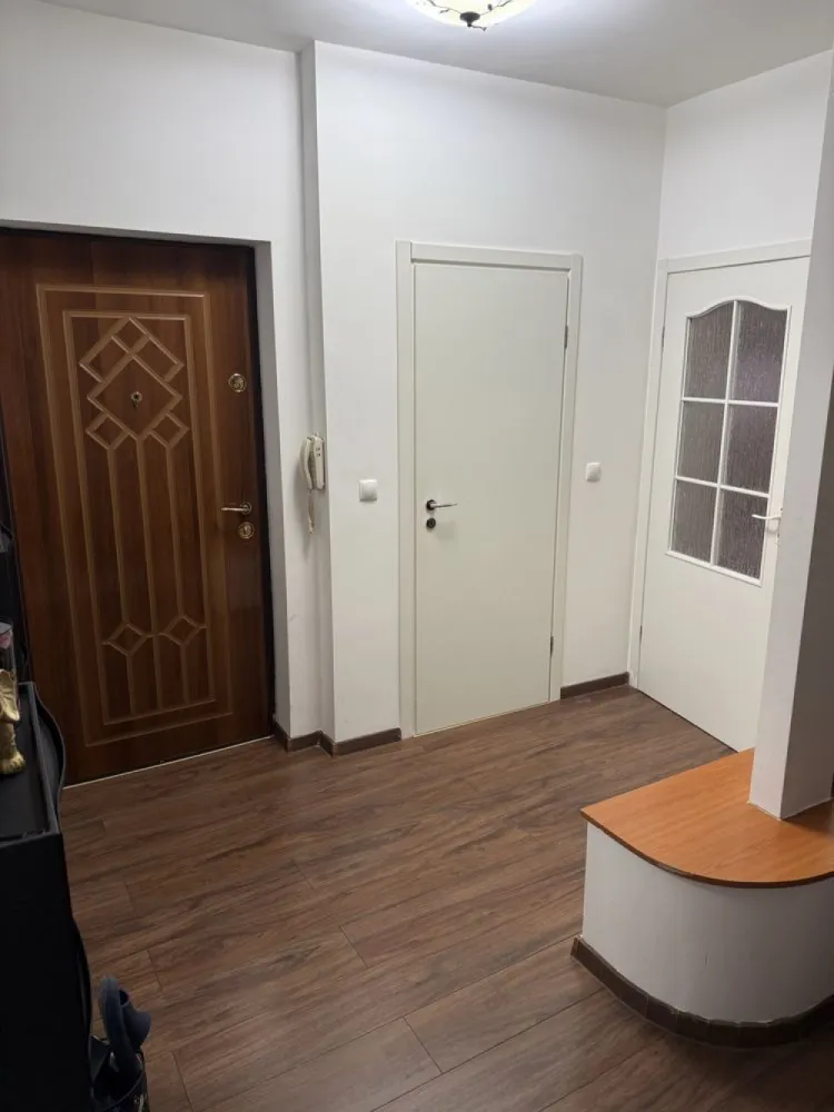 BRASADAS vinde ap 3 camere in asociatie zona 14 Mai. - Ag 3 camere zona 14 Mai.
Apartamentul este în construcție nouă din 2014.
Este compus din :
2 dormitoare 
2 băi 
1 dressing 
2 balcoane
Living 
Dining 
Bucătărie 
Beci la subsol 
Loc de parcare în curte.
Accesul în curtea blocului se face pe poarta cu telecomandă astfel având acces doar proprietarii.
Se vinde mobilat și utilat cum se vede nefiind nevoie de alte investiții.
Www.brasadas.com.