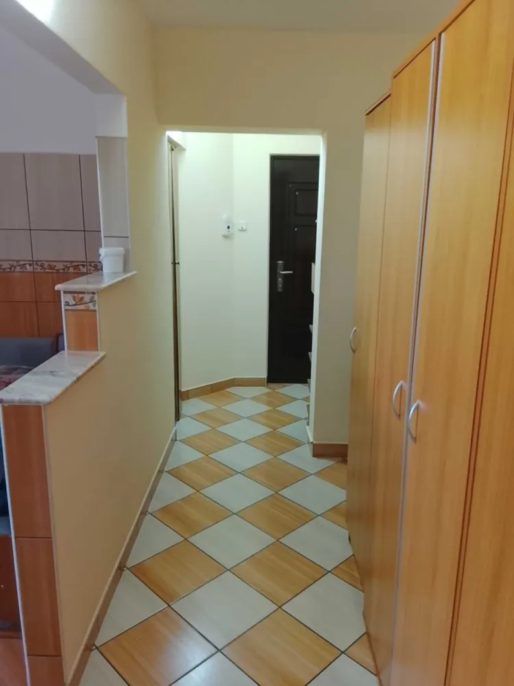 BRASADAS vinde ap 2 cam etaj 4/4 in Micro 16. - Agenția imobiliara BRASADAS vinde apartament cu 3 camere semidecomandat etaj 4/4 cu acoperiș,in Micro 16.
3camere, centrala termica, geamuri termopan, o baie, bucătărie, balcon, debara și beci.
Suprafața utila 72mp, apartamentul dispune de parcare generoasa atât în fata blocului cât și în spate,in apropiere de școală,magazine ,moll,spital piata.
Www.brasadas.com.