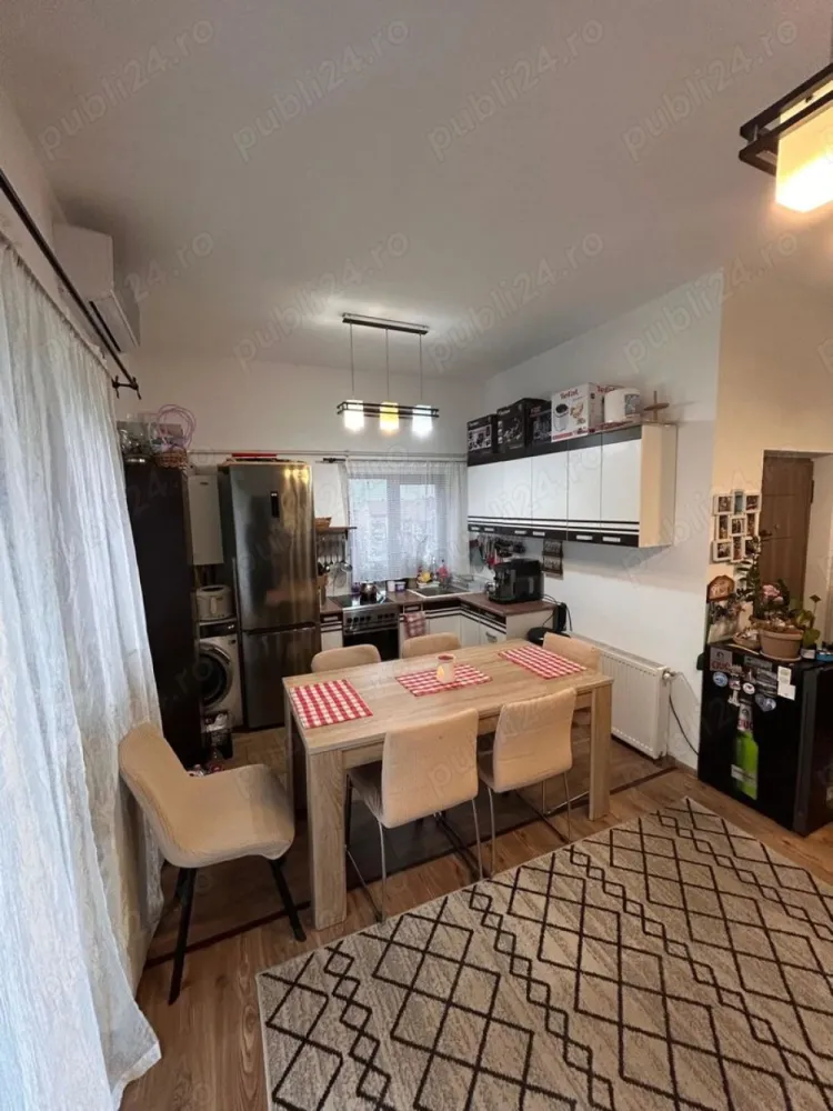 BRASADAS vinde ap 3 cam etaj 5/5 in zona Carpati 2. - Agentia Imobiliara BRASADAS vinde apartament cu 3 camere situat in Carpati 2 la etajul 5/5 cu suprafata utila de 60mp. in bloc NOU cu LIFT.
Te poti bucura de lumina naturala in fiecare camera si de un balcon cu vedere la oras.

Apartamentul se afla intr-o zona urbanizata, aproape de parcuri si centre de distractie. In apropiere, gasesti restaurante, cafenele si baruri, perfecte pentru petrecerea timpului liber. De asemenea, ai acces rapid la transportul in comun, facilitand deplasarile in oras. In zona sunt scoli si centre de sanatate, ceea ce face acest loc ideal pentru familii.

Zona foarte liniștită, la câteva minute de mers pe jos de noul LIDL de pe str. Lucian Blaga!
In apropiere avem magazine, patiserie, fast food, stații de autobuz 

Terasă de 24 mp cu pergola pentru umbrire, bucătărie open space si 2 dormitoare spațioase si o baie.

Loc de parcare 
Apartamentul de preda complet mobilat și utilat!

Www.brasadas.com.